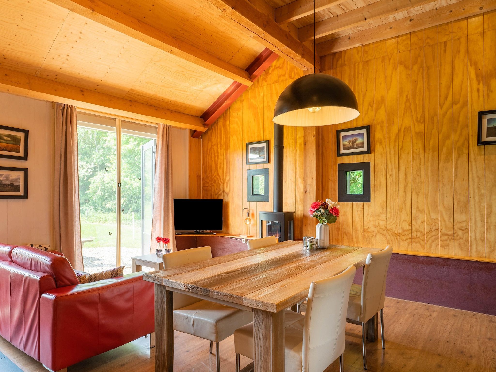 De eetkamer van Natuurhuis Dichtbij in Beilen