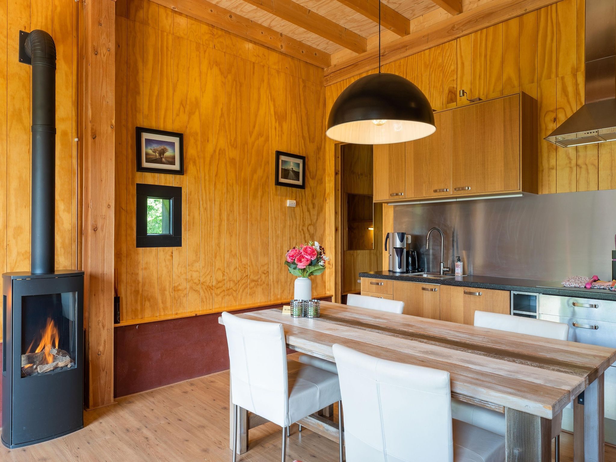 De eetkamer van Natuurhuis Dichtbij in Beilen