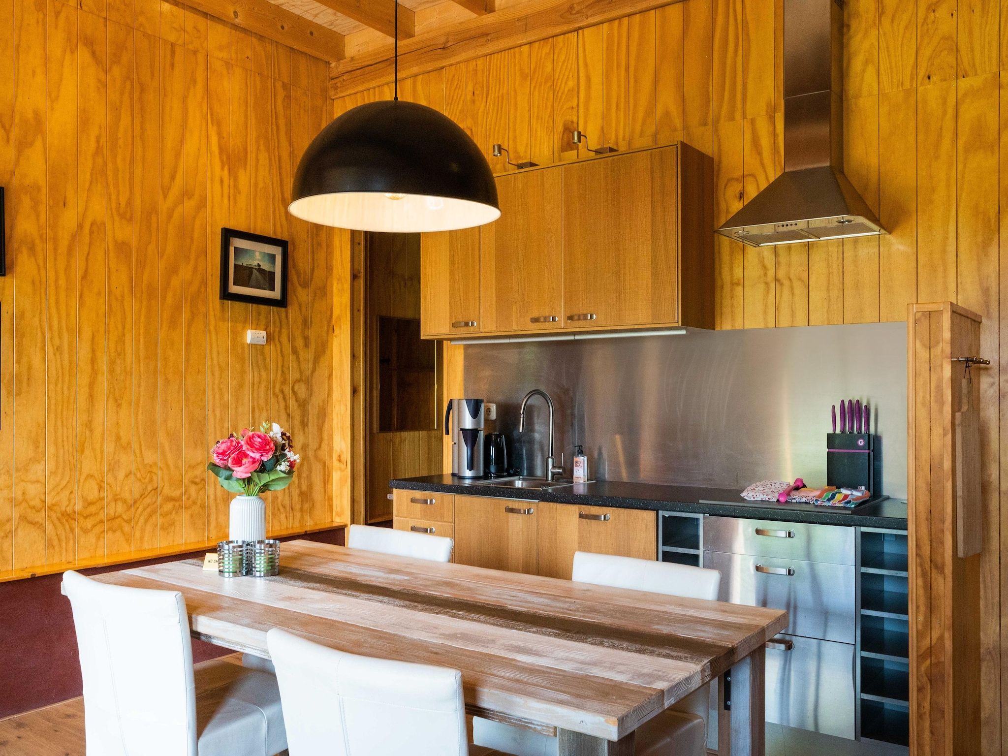 De eetkamer van Natuurhuis Dichtbij in Beilen