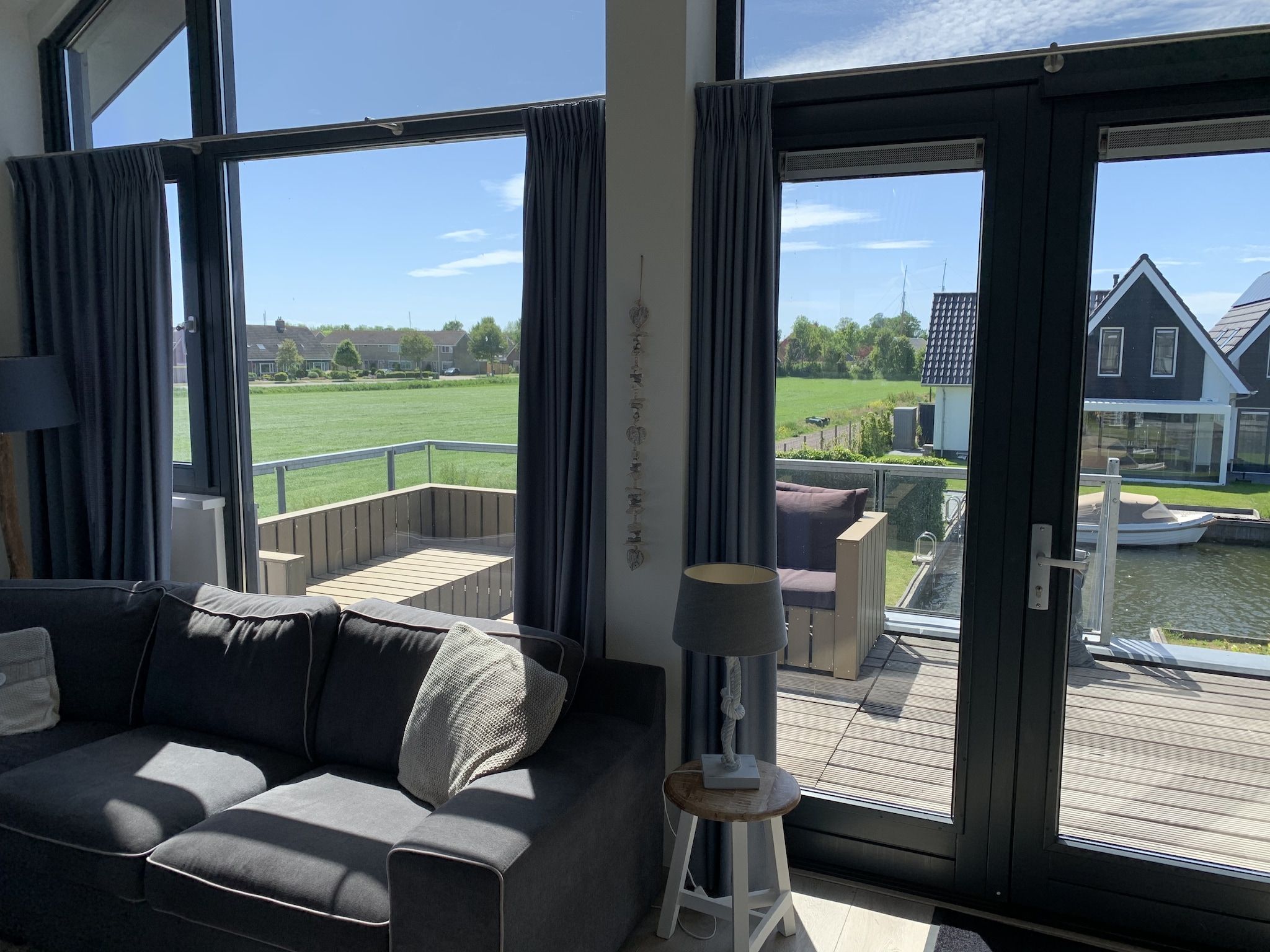 De woonkamer van Luna in Stavoren