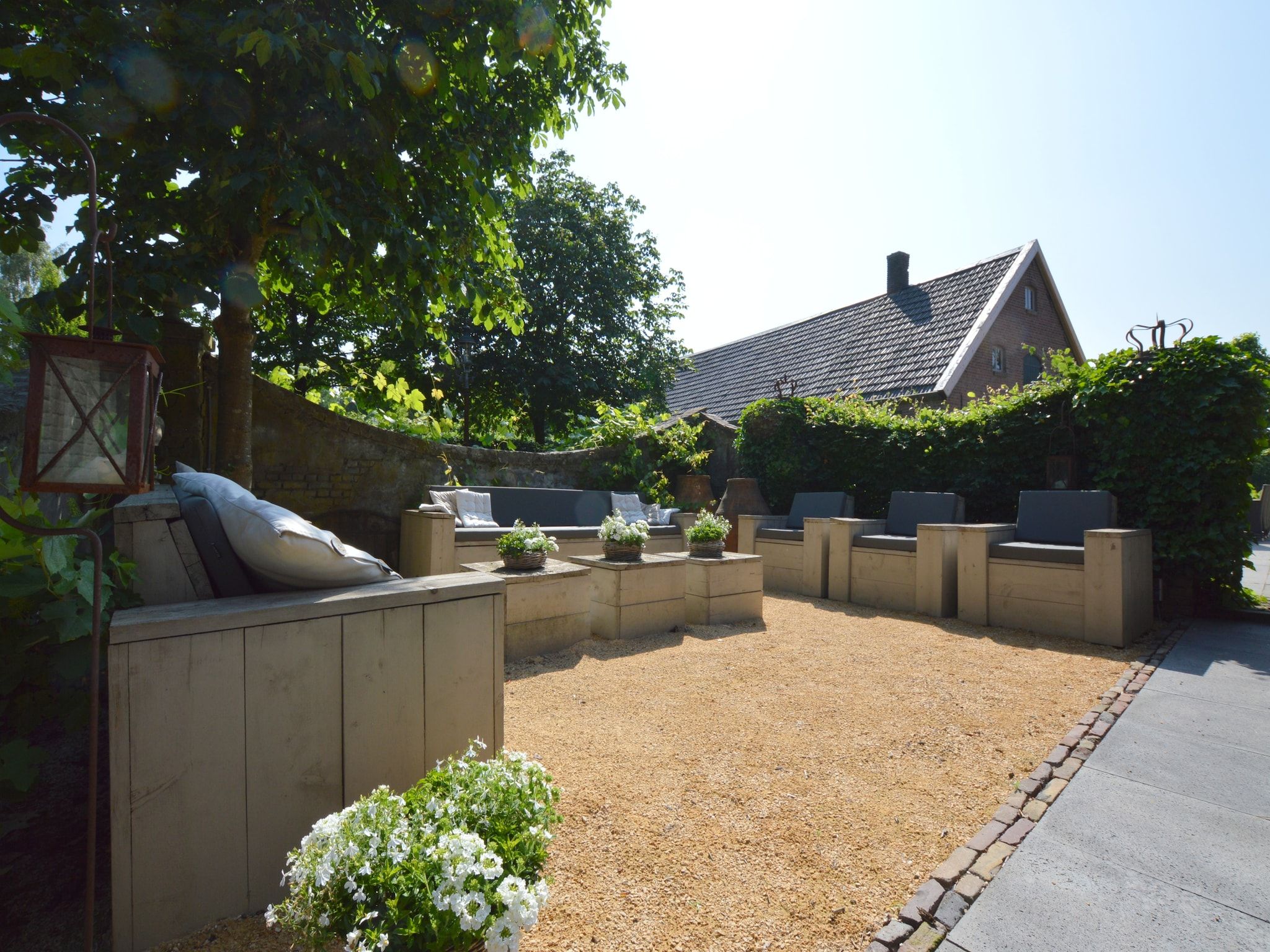 Het terras van La Grande Maison Douce in Alphen