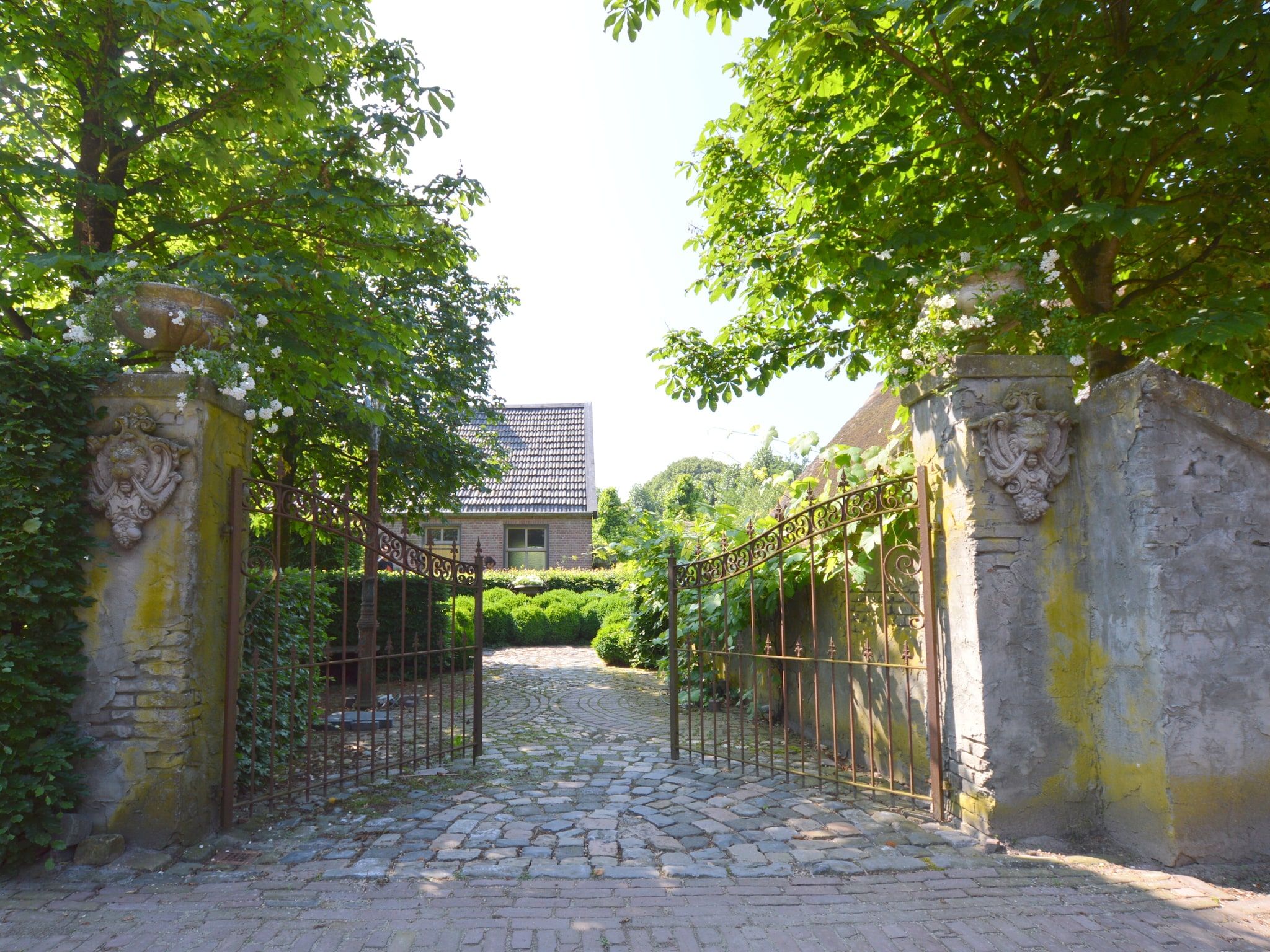 De buitenkant van La Grande Maison Douce in Alphen