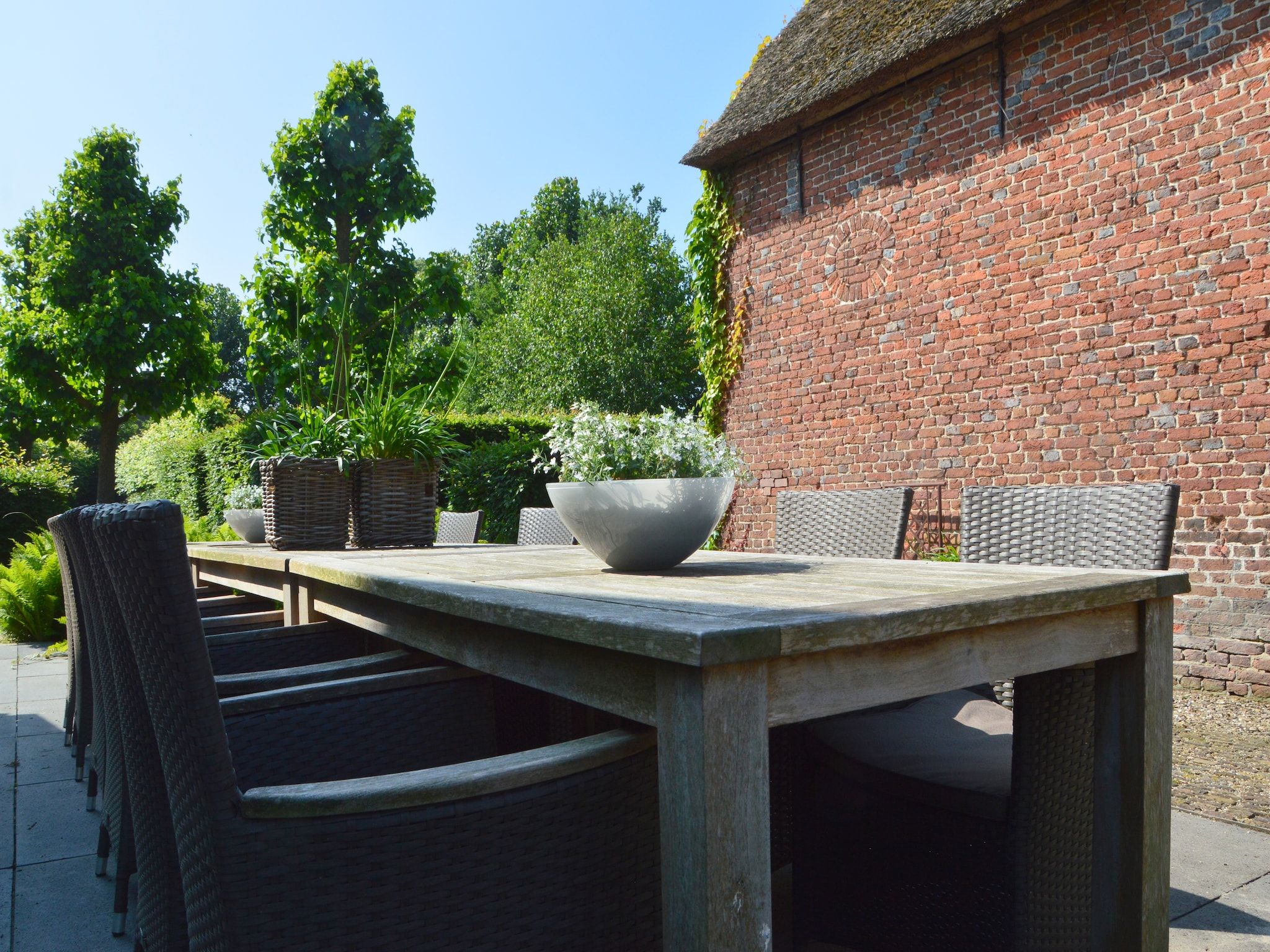 Het terras van La Grande Maison Douce in Alphen