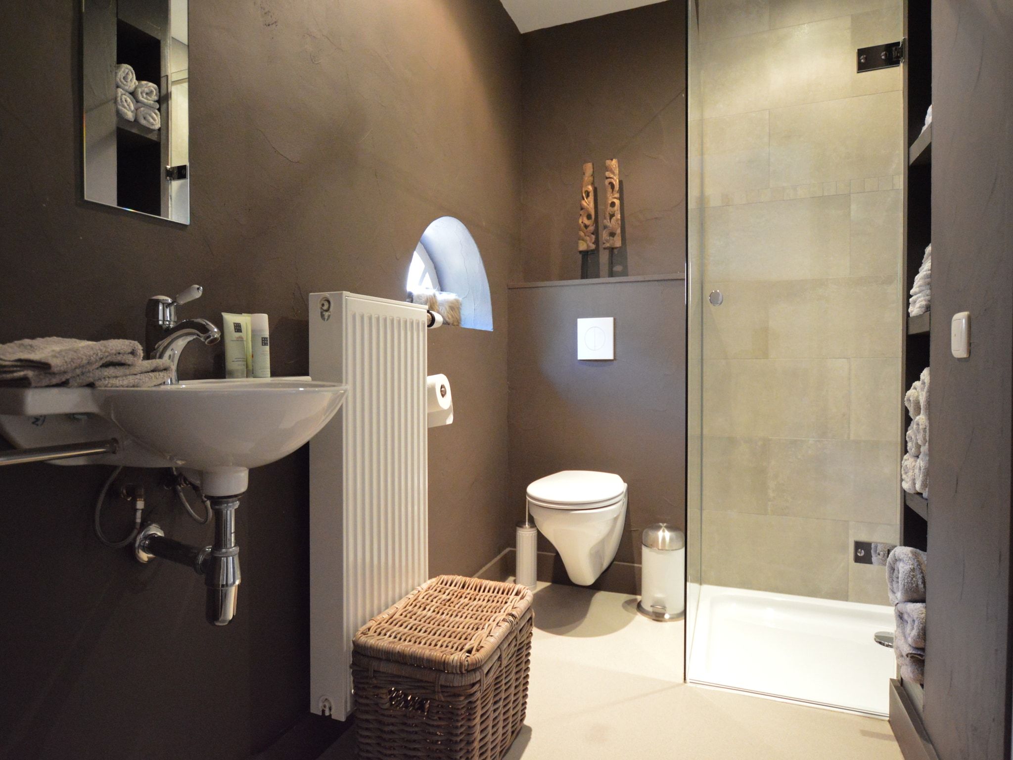 De badkamer van La Grande Maison Douce in Alphen