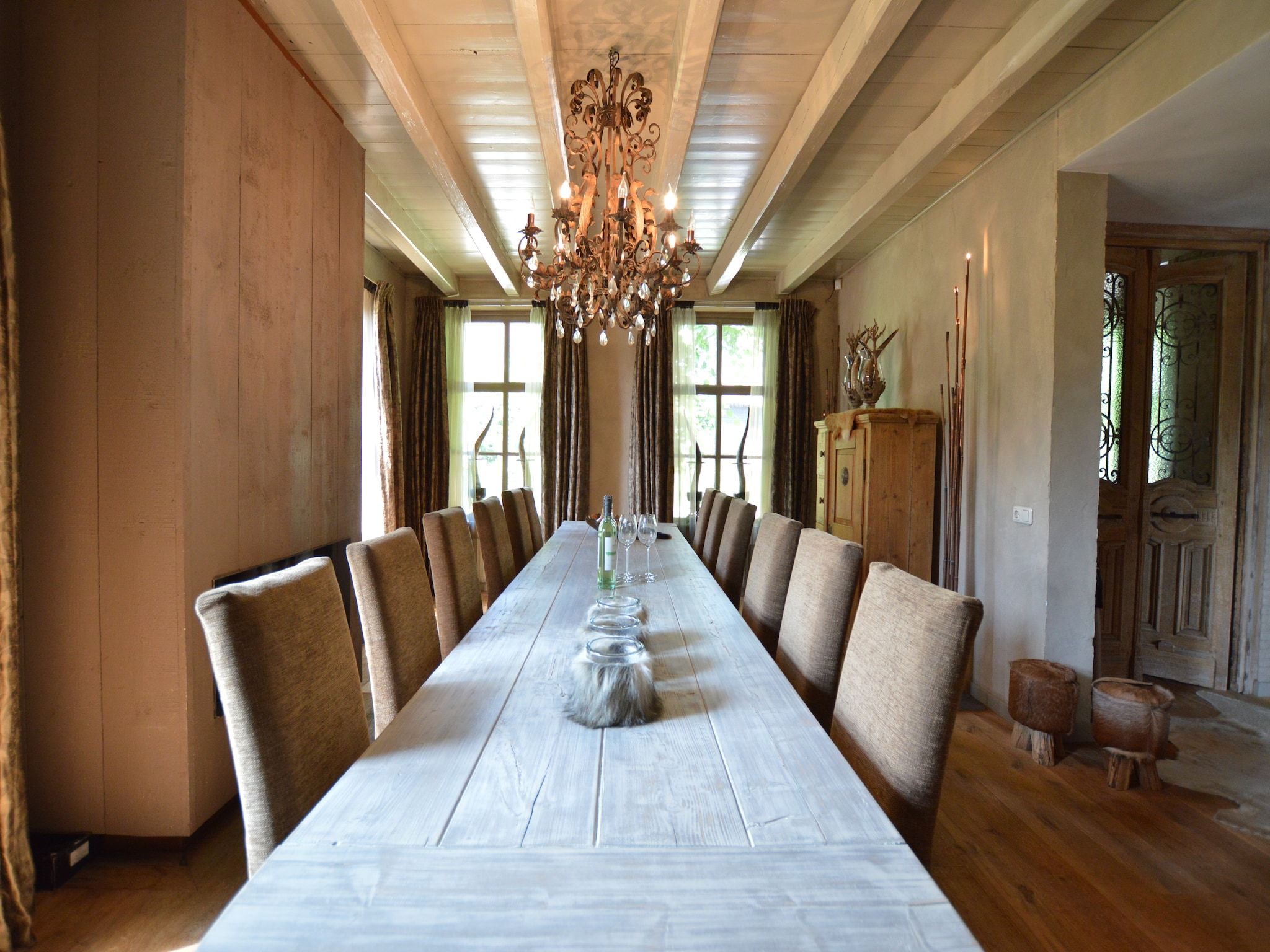 De eetkamer van La Grande Maison Douce in Alphen