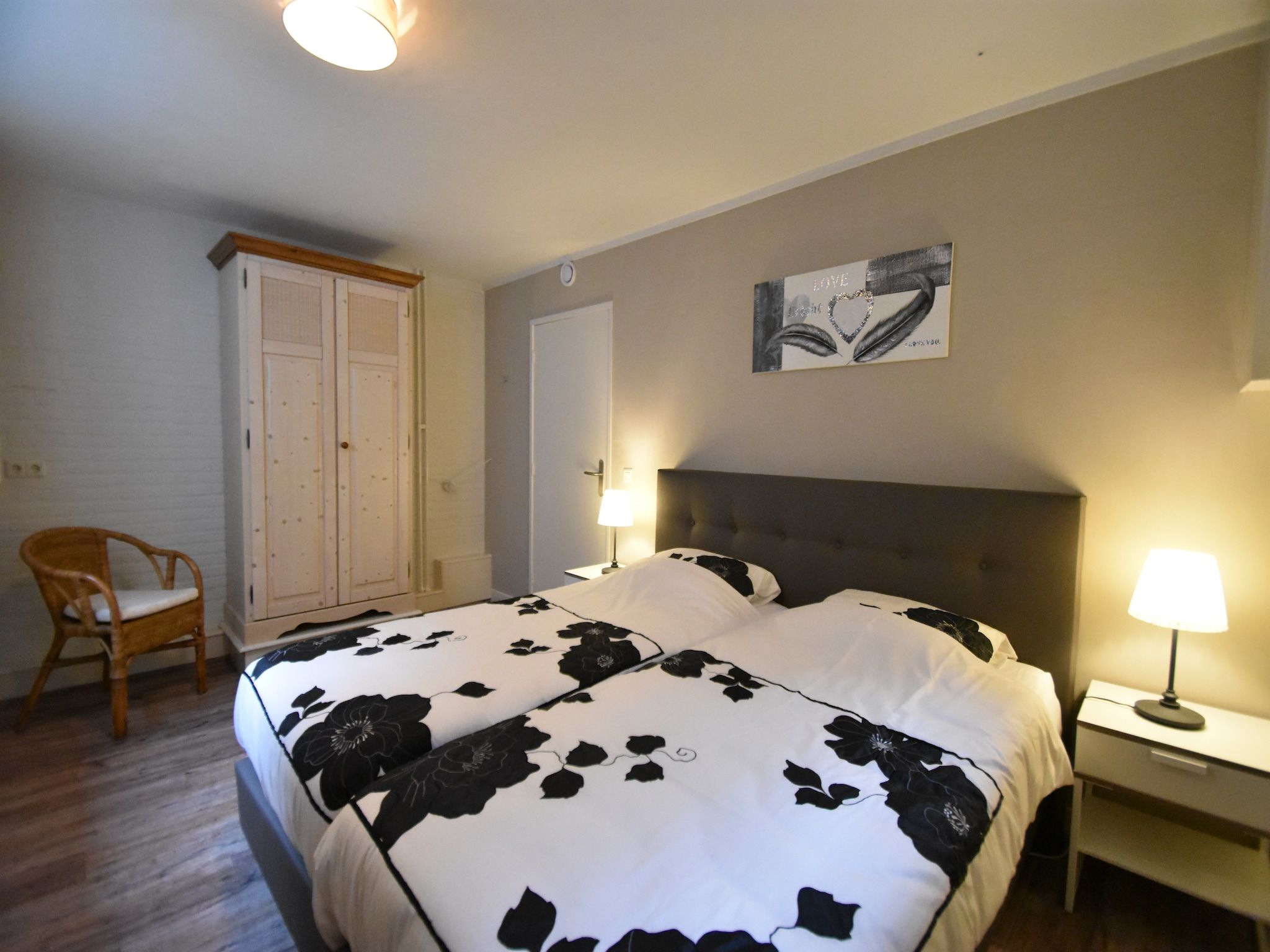 Een slaapkamer van 't Woudhuis in Holten