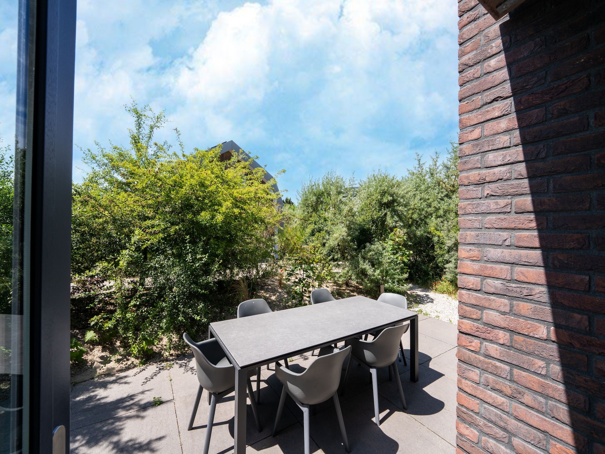 Het terras van Onder de molen in Egmond aan den Hoef