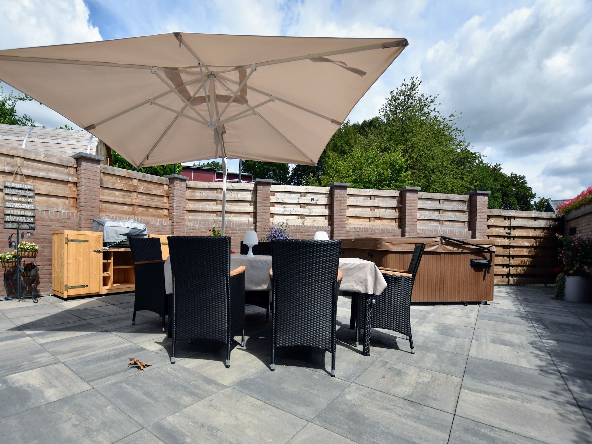 Het terras van Geulhuisje II in Walem