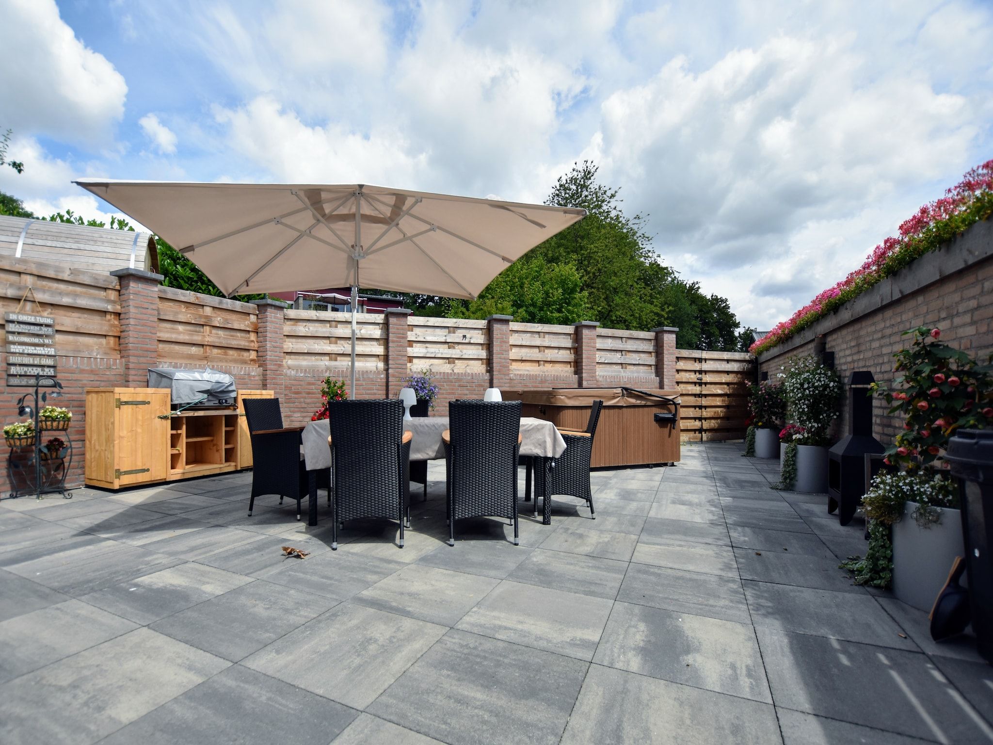 Het terras van Geulhuisje II in Walem