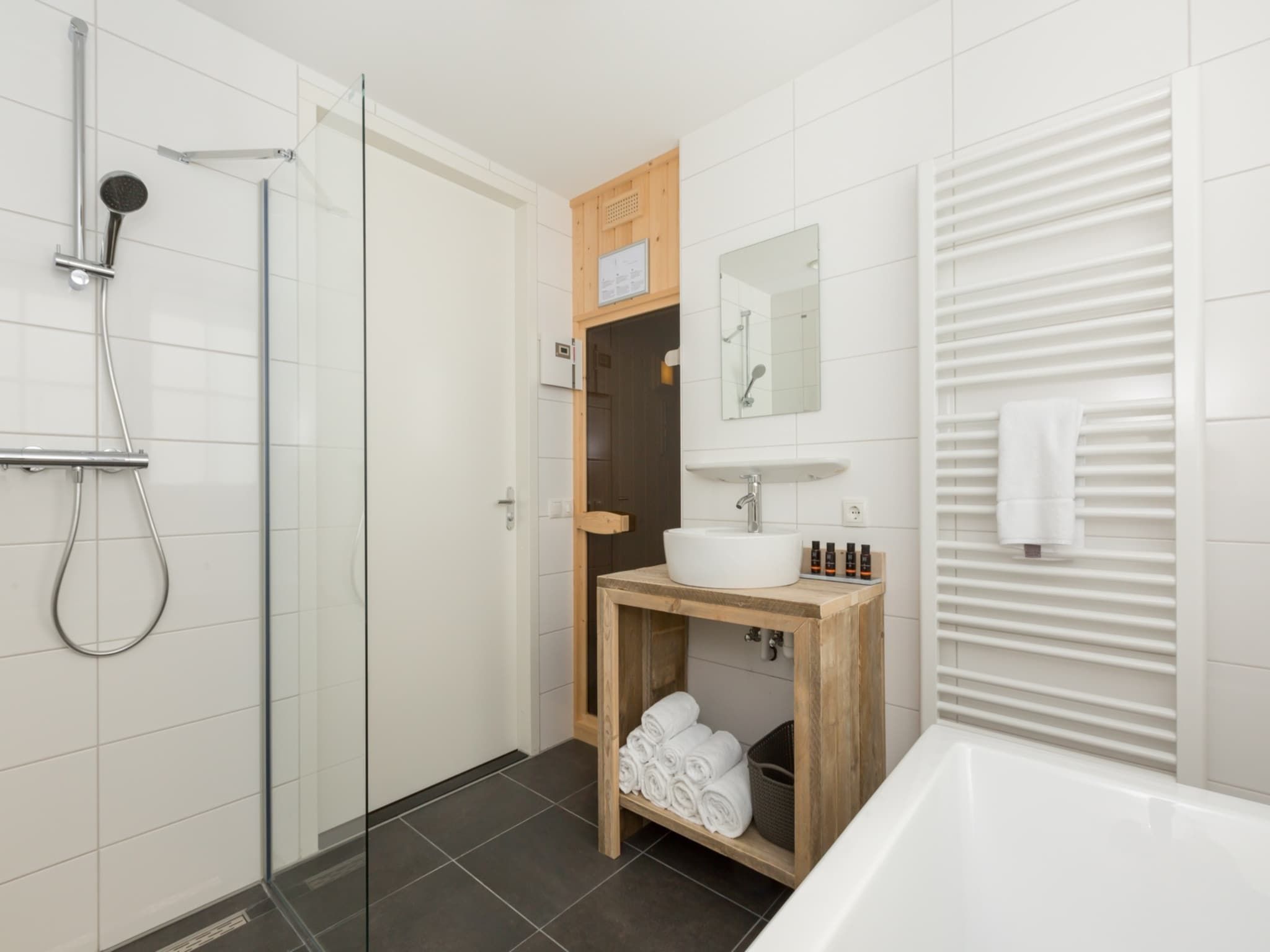 De badkamer van Appartement Duinhof Dishoek 13F - 6 personen sauna in Koudekerke