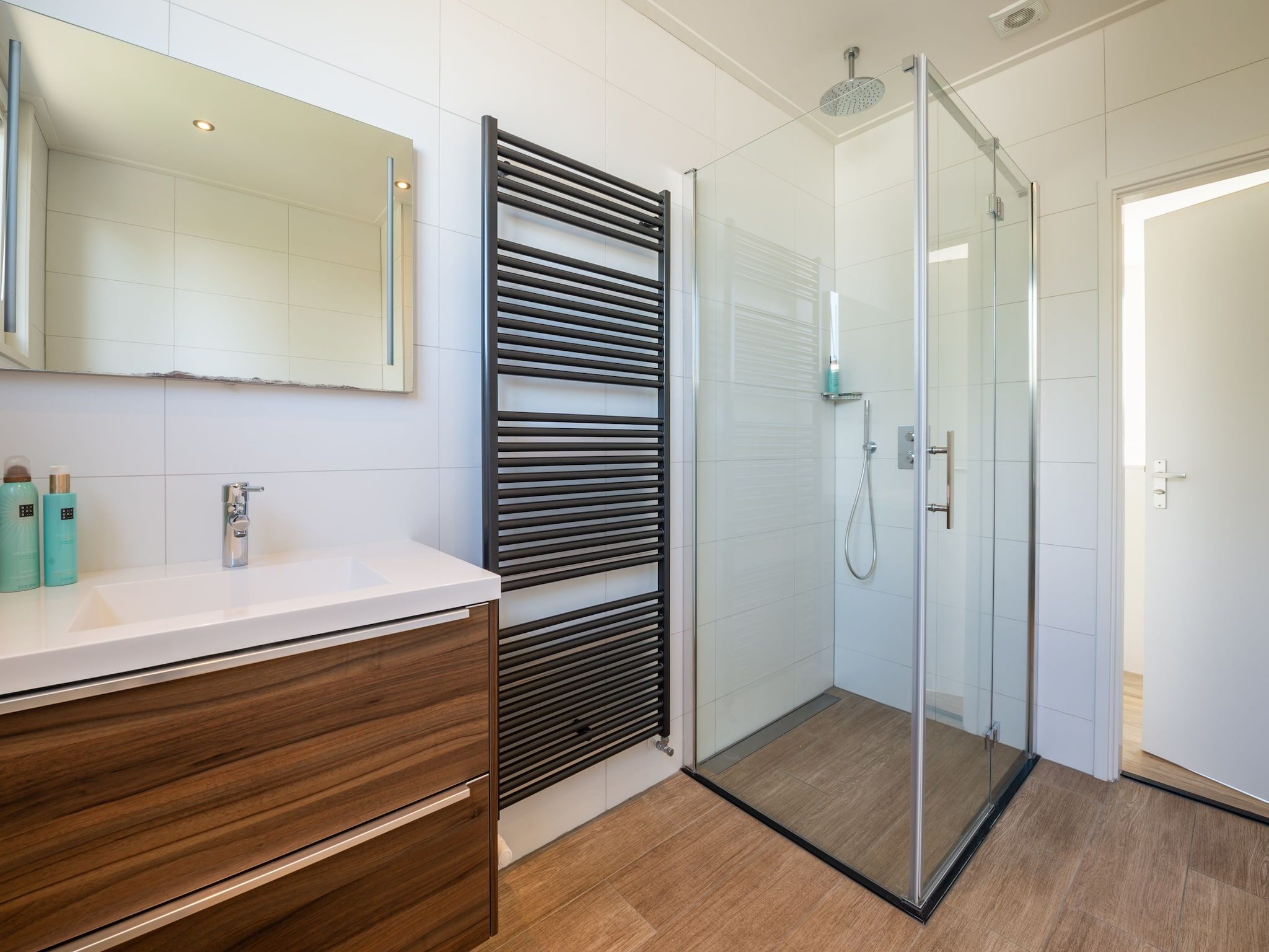 De badkamer van Cardium 33 in Kamperland