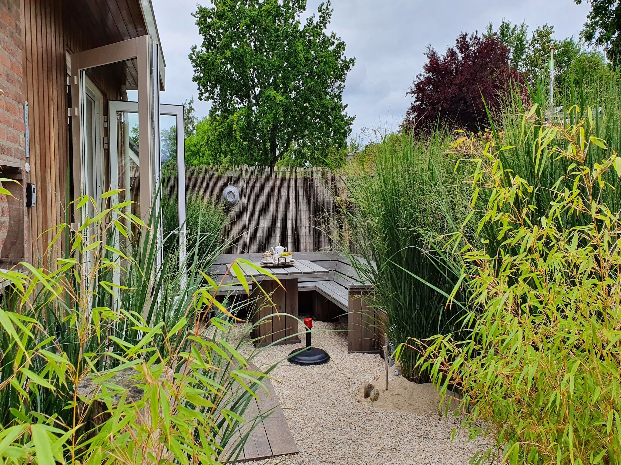 Het terras van Sannie's Place in Kamperland