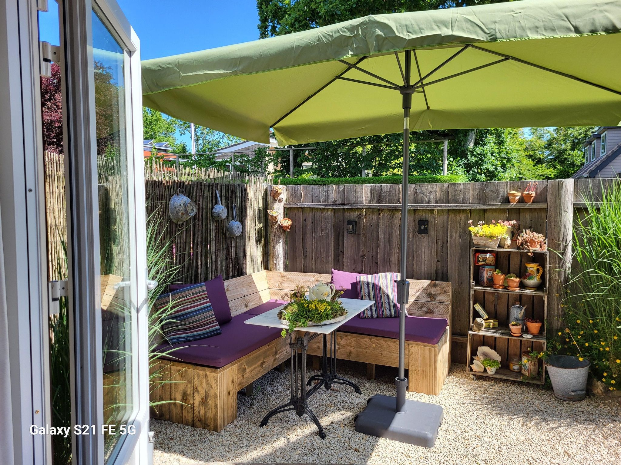 Het terras van Sannie's Place in Kamperland