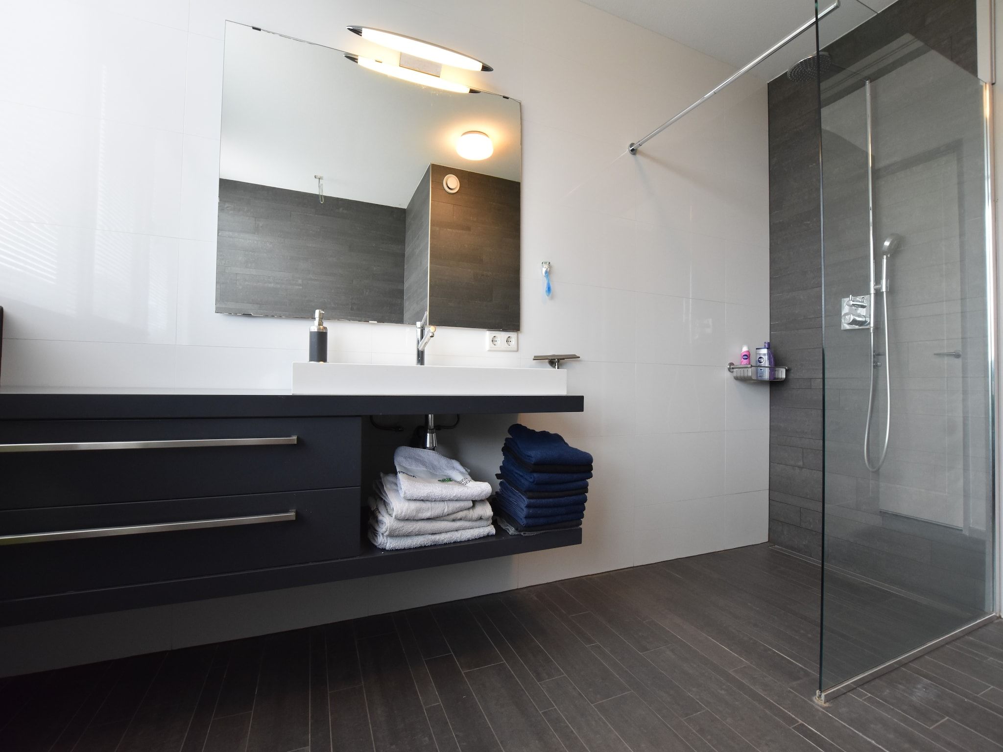 De badkamer van Villa Luttenberg in Luttenberg