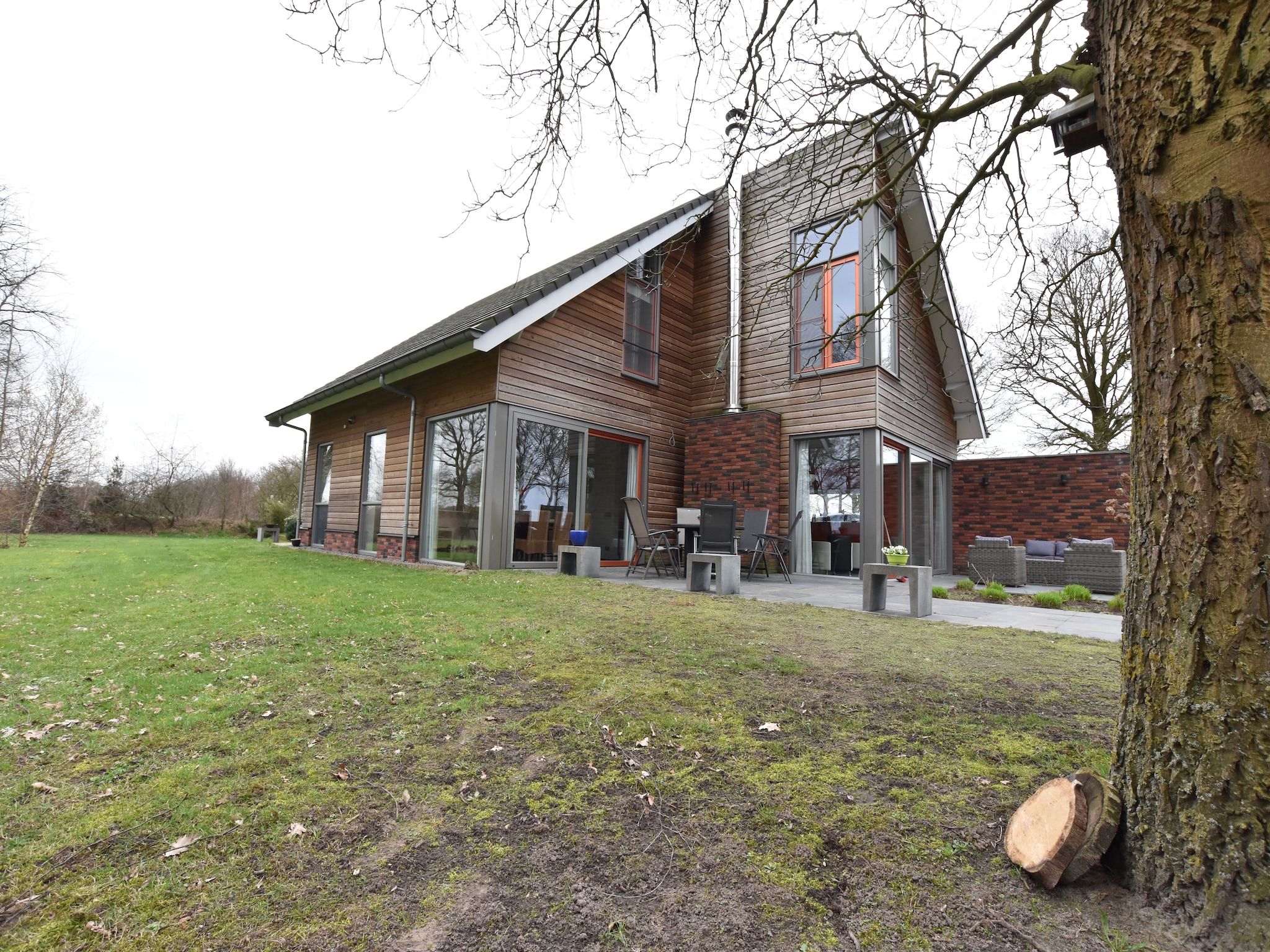 De buitenkant van Villa Luttenberg in Luttenberg