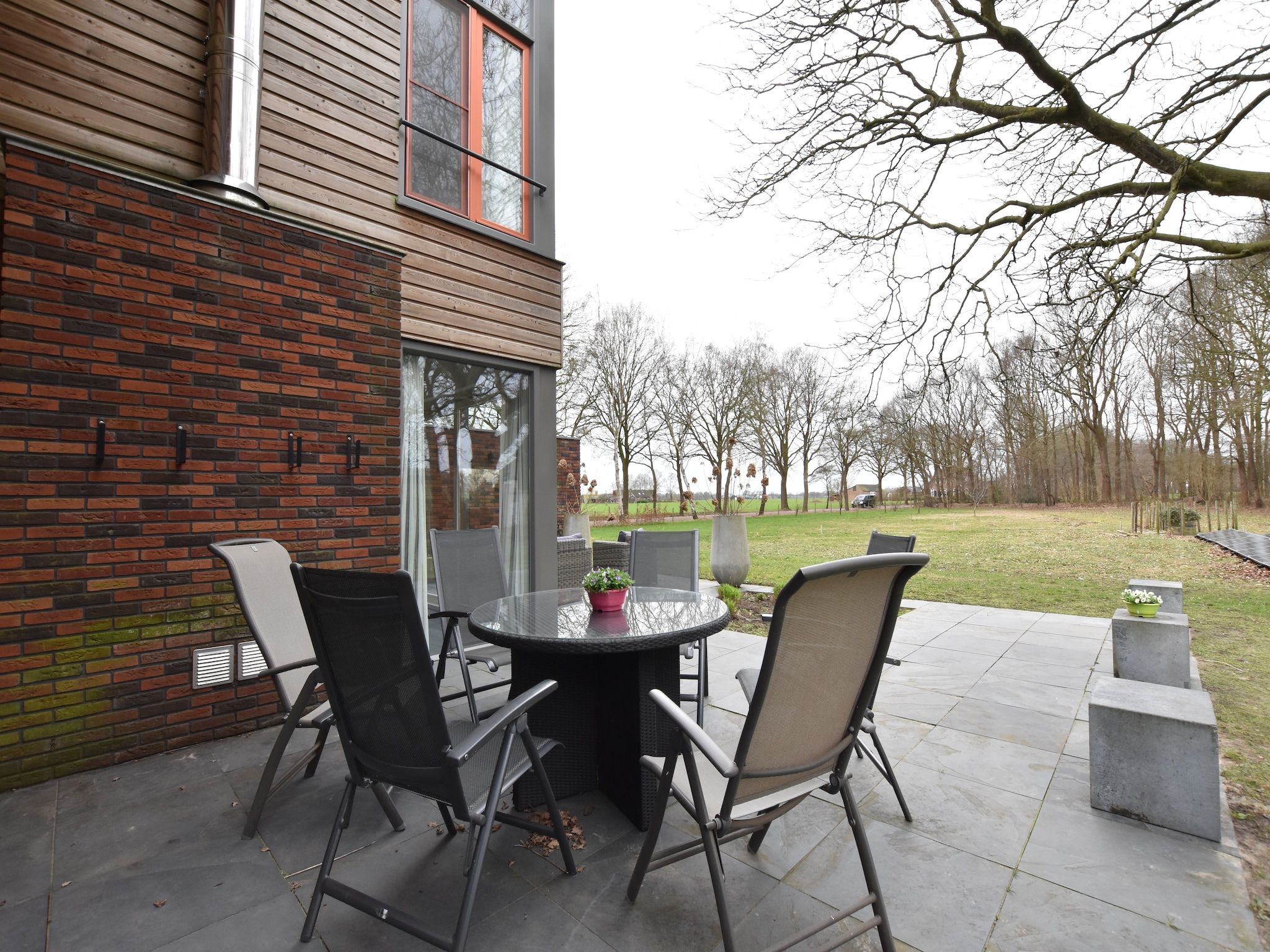 Het terras van Villa Luttenberg in Luttenberg