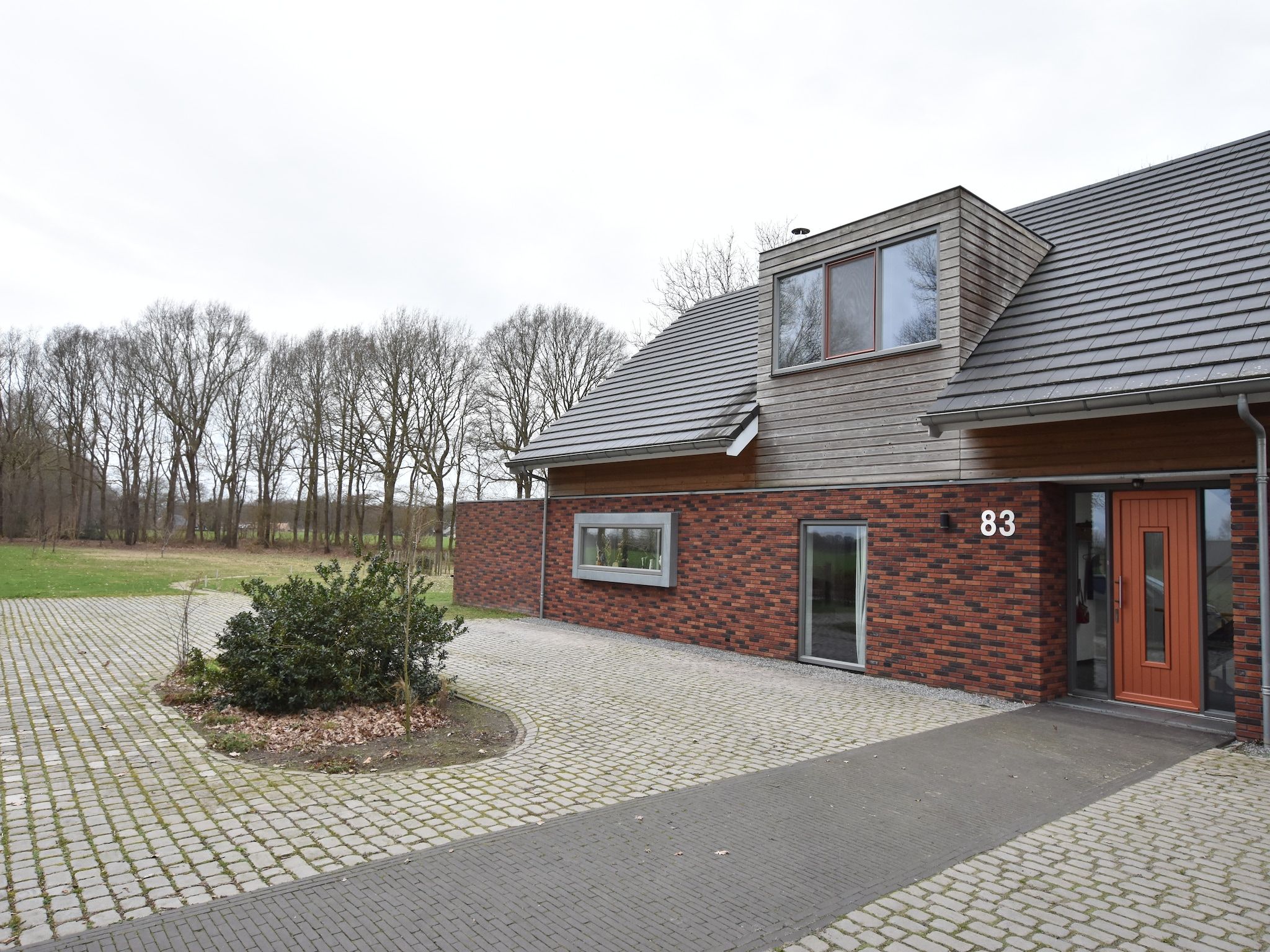 De buitenkant van Villa Luttenberg in Luttenberg