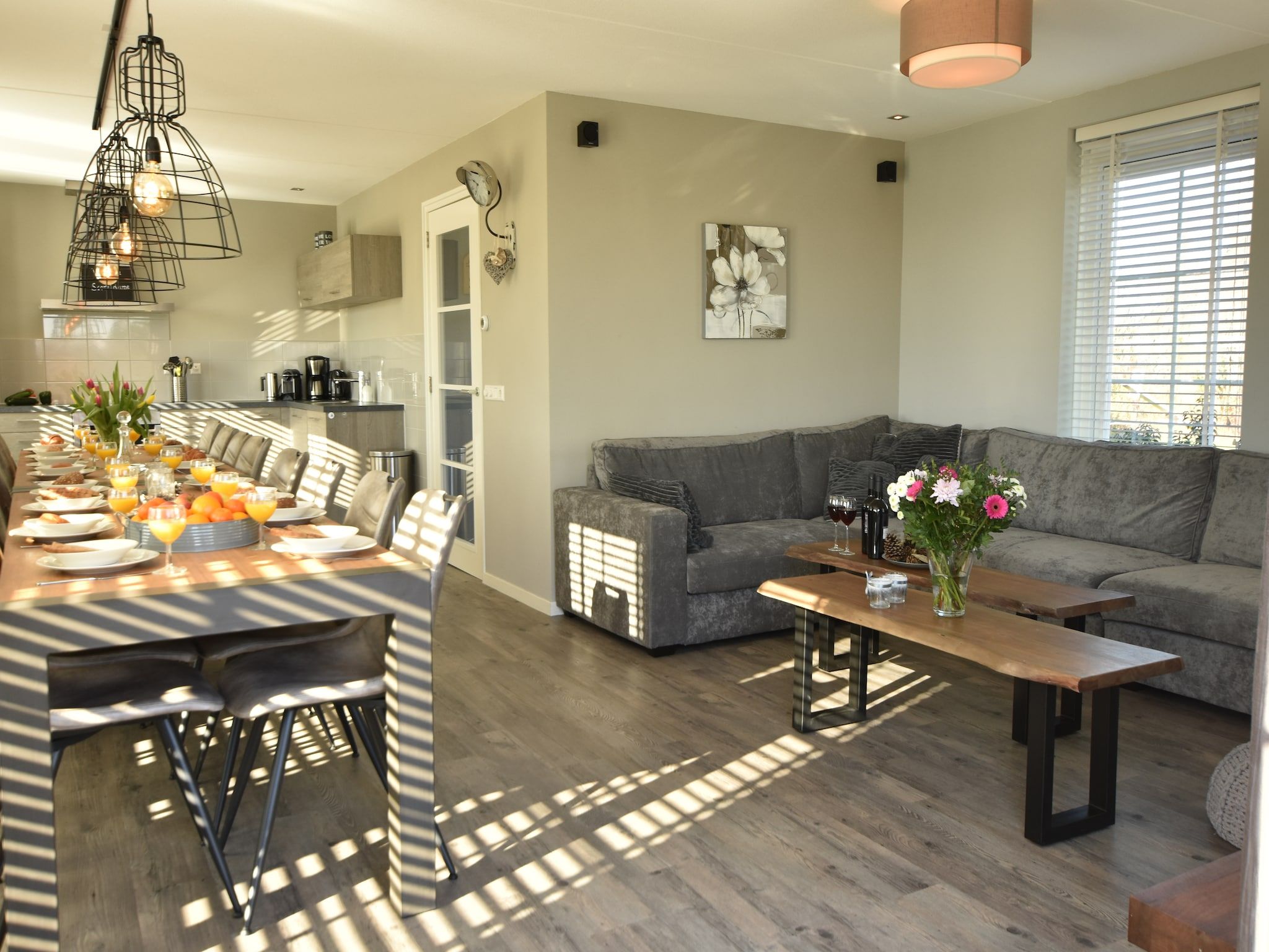 De woonkamer van Scoreldame XL in Schoorldam