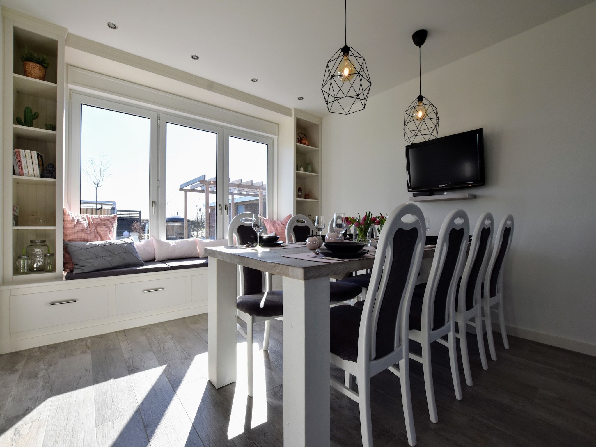 De eetkamer van Villa Grenszicht in Megchelen