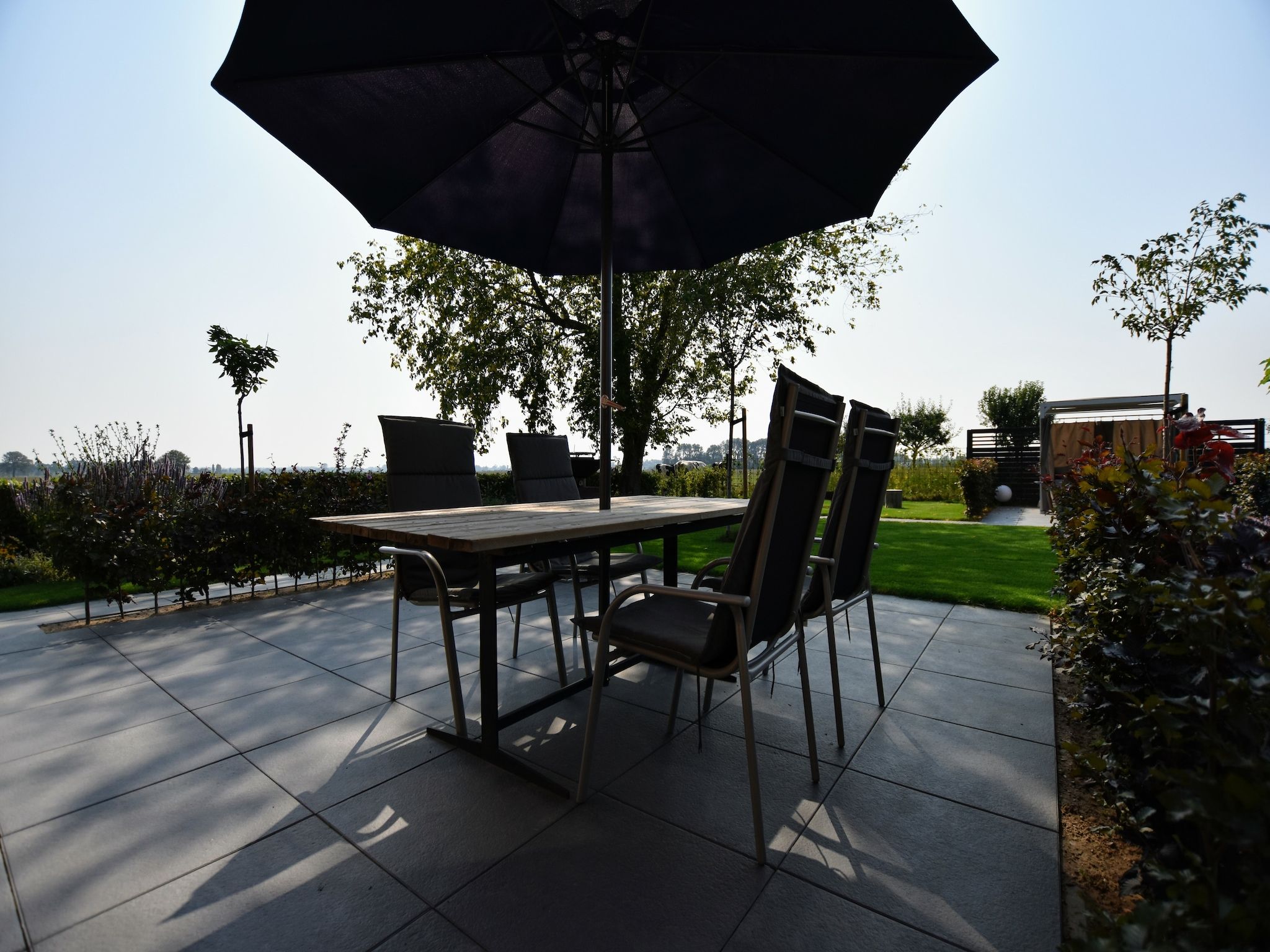 Het terras van Villa Grenszicht in Megchelen