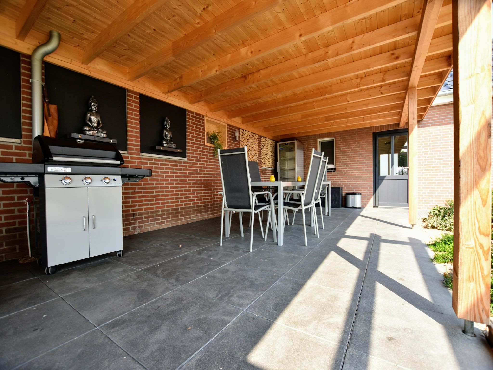 Het terras van Villa Grenszicht in Megchelen