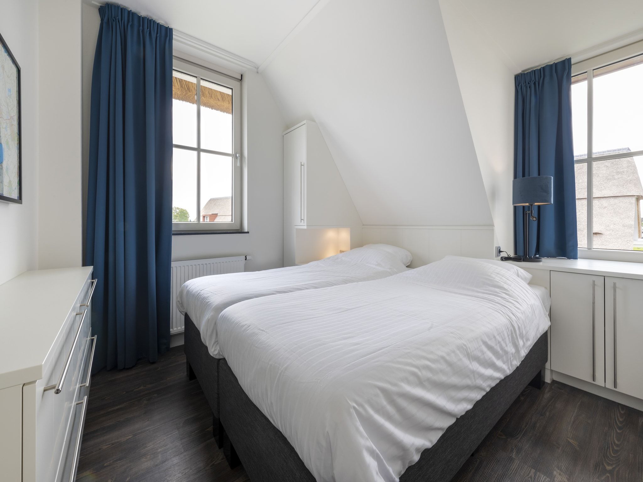 Een slaapkamer van Friese Meren Villa's 2 in Delfstrahuizen