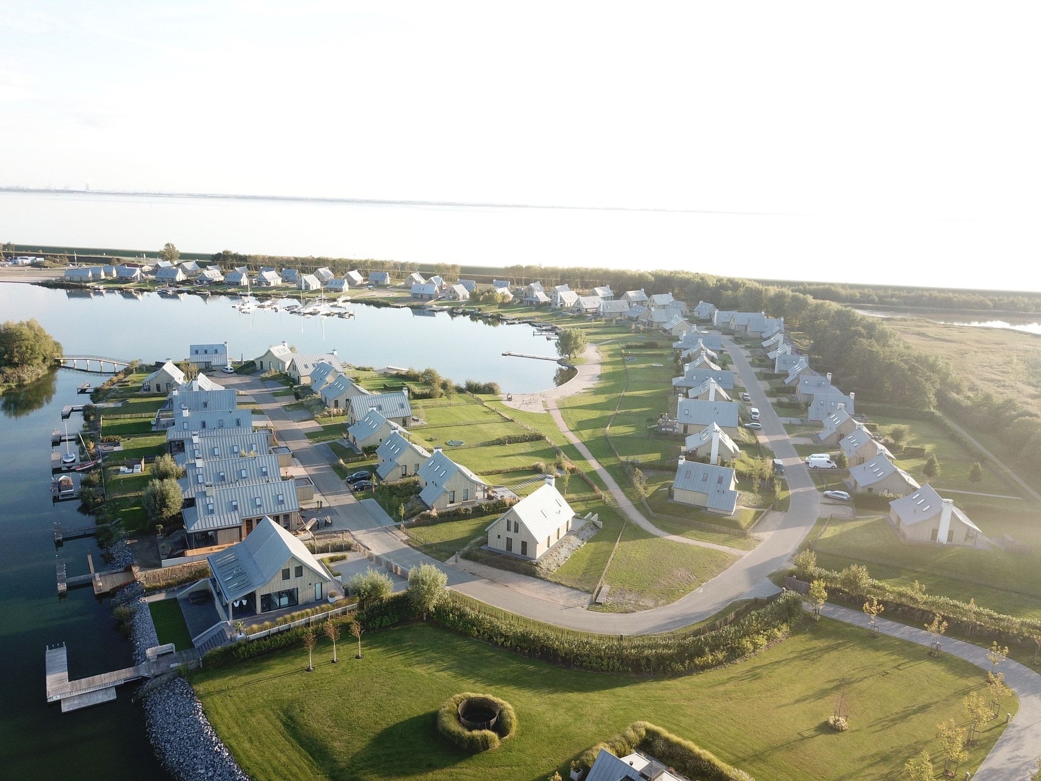 De buitenkant van Resort Waterrijk Oesterdam 11 in Tholen