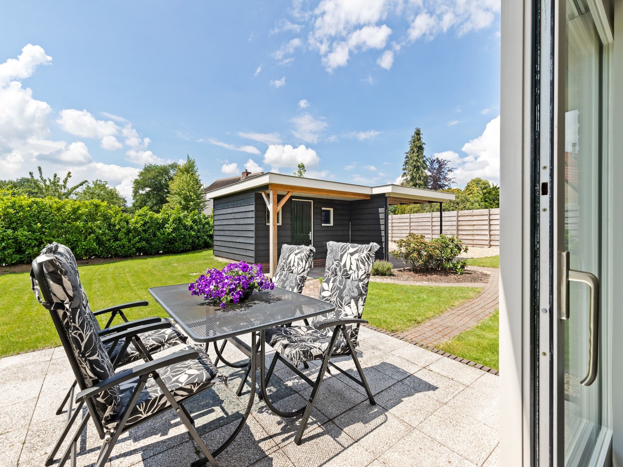 Het terras van Huisje Putten in Putten