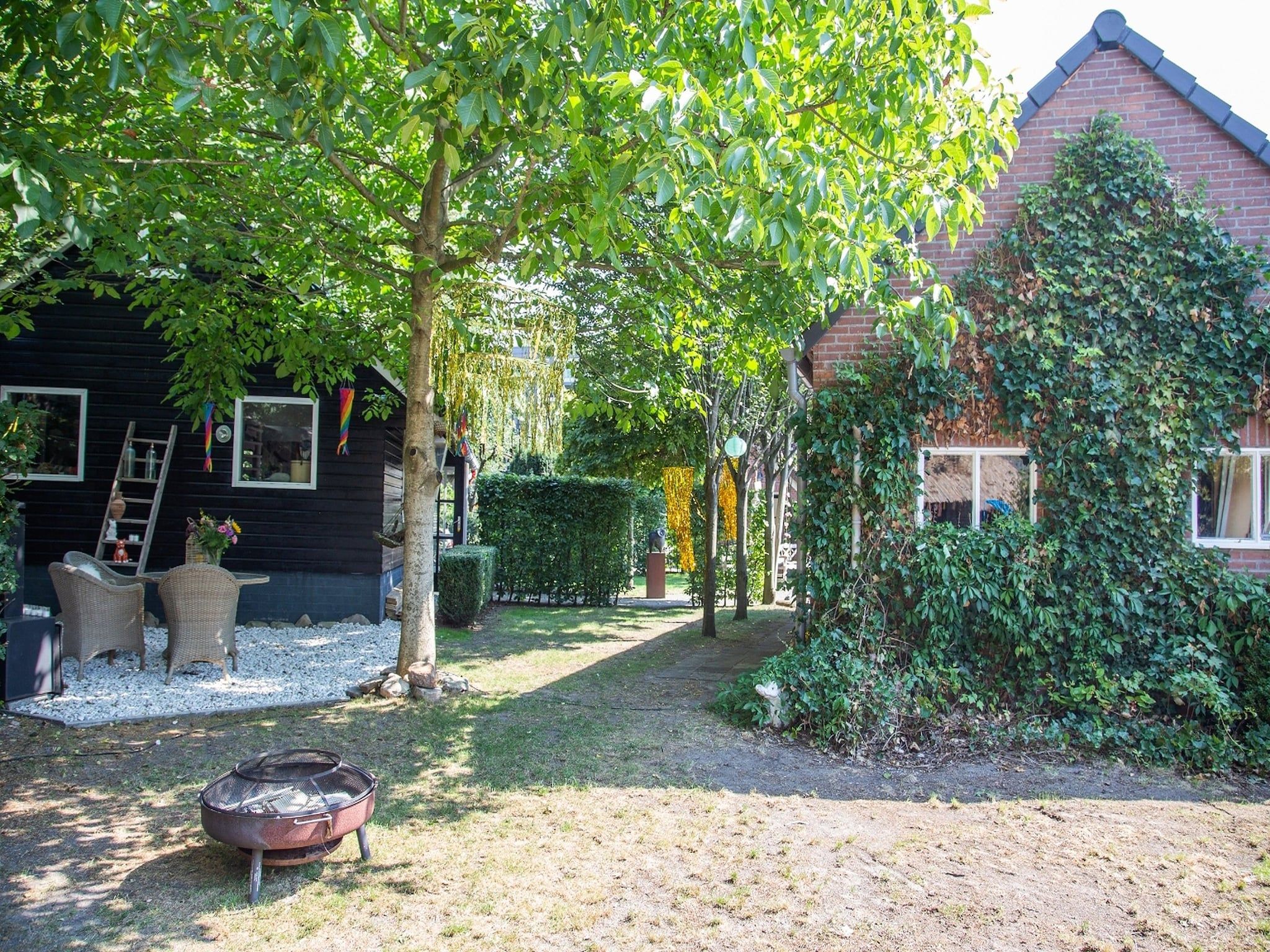 De tuin van Vakantiehuis 'Het Atelier' in Sleen