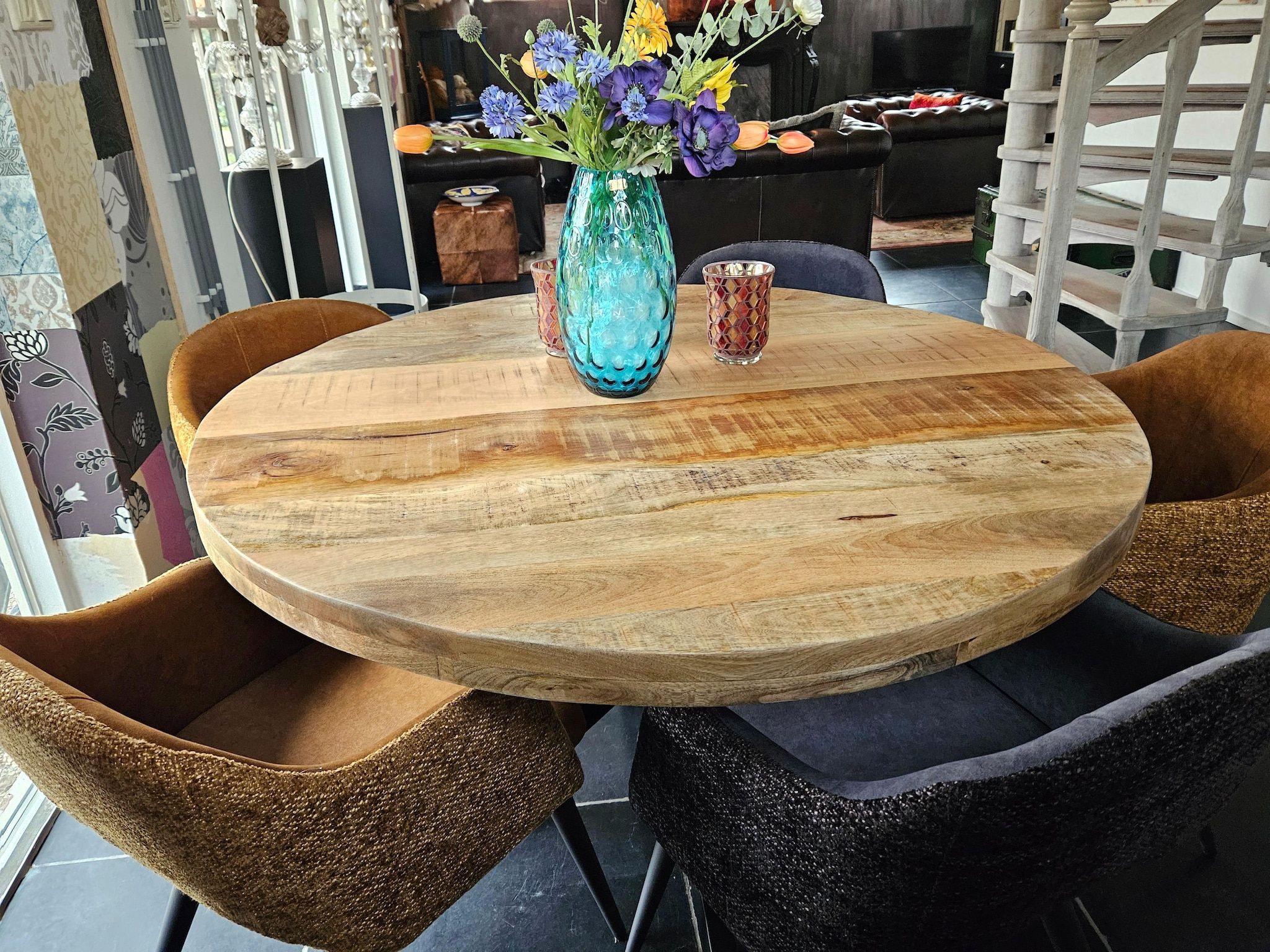 De eetkamer van Vakantiehuis 'Het Atelier' in Sleen