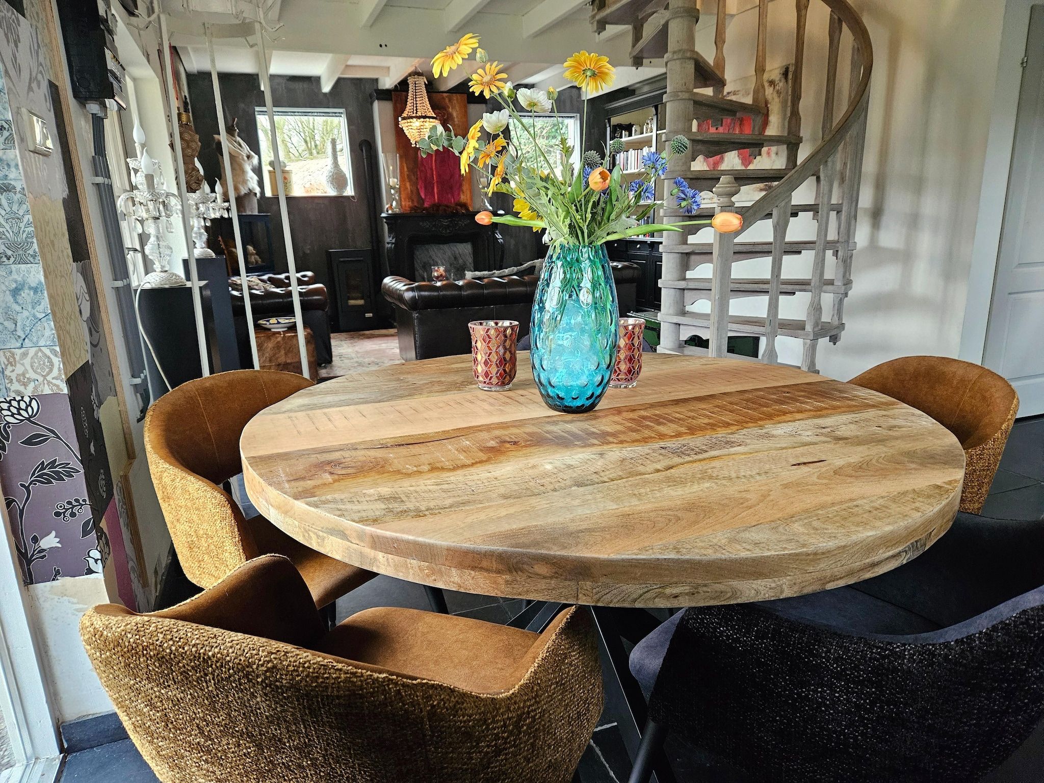 De eetkamer van Vakantiehuis 'Het Atelier' in Sleen