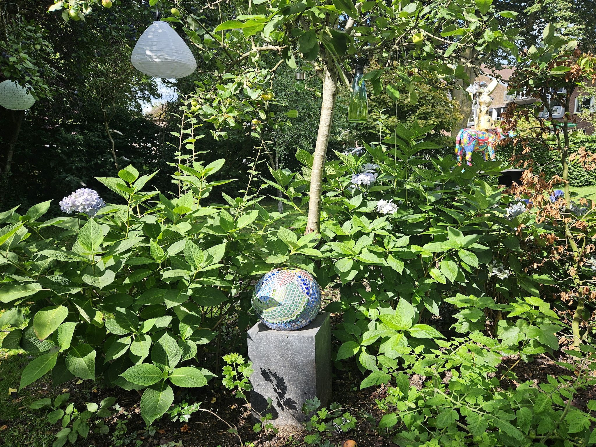 De tuin van Vakantiehuis 'Het Atelier' in Sleen