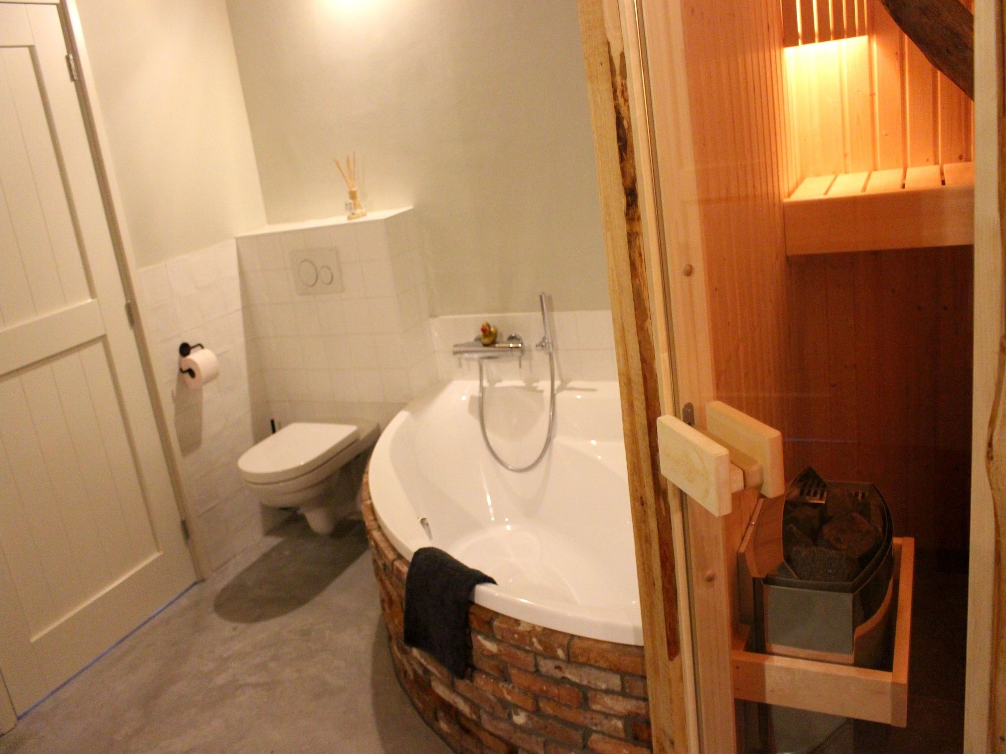 De badkamer van woonboerderij in Staphorst voor 6 personen in Rouveen