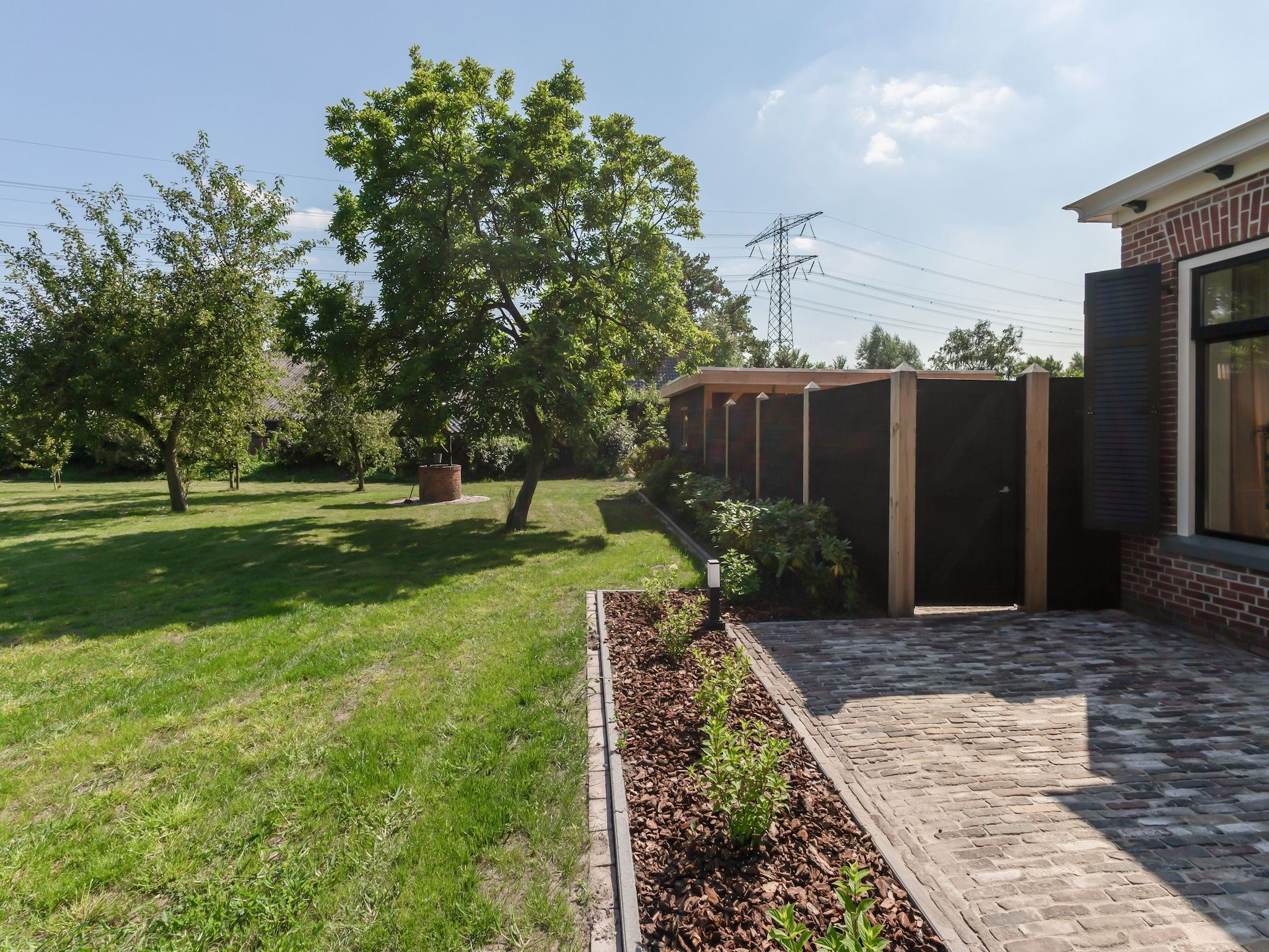 De tuin van Boerderij Koatstertille in Friesland