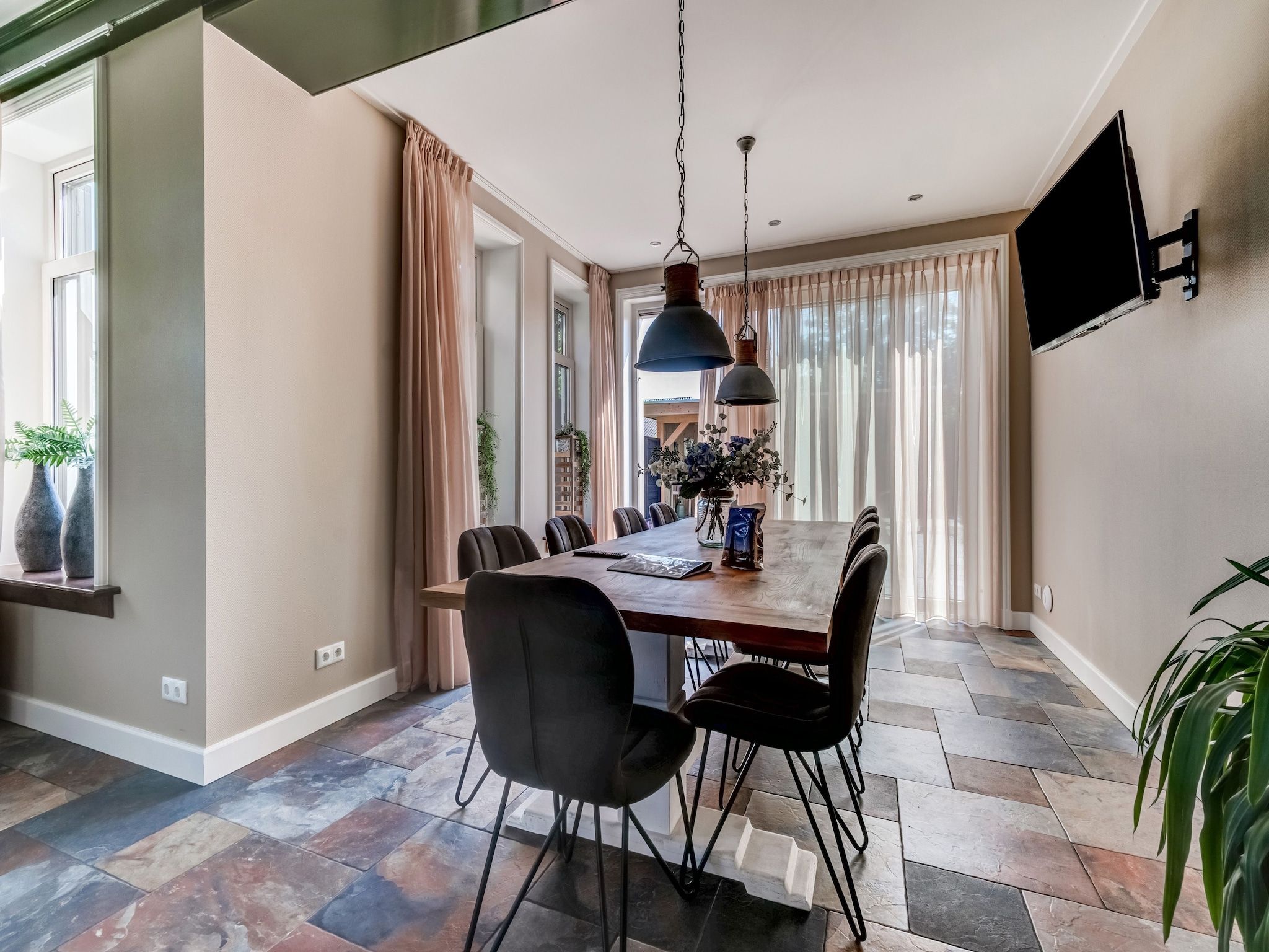 De eetkamer van Boerderij Koatstertille in Friesland