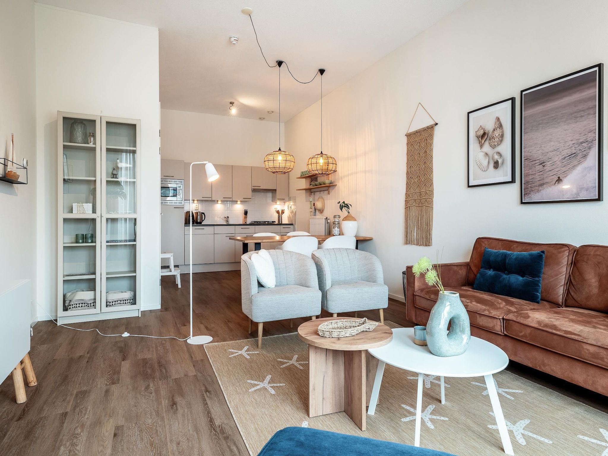 De woonkamer van Scheveningen Harbour 56 in Den Haag