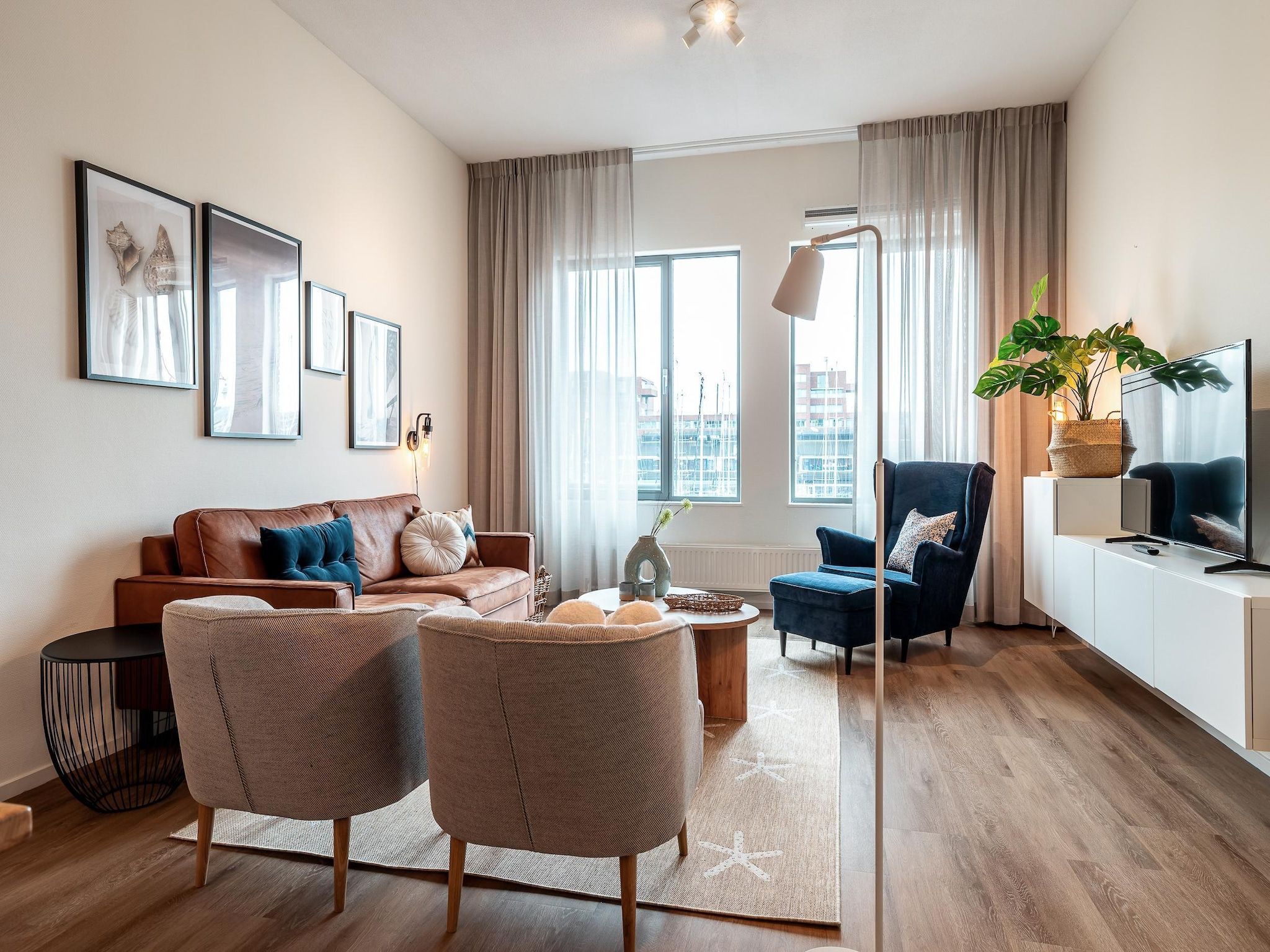 De woonkamer van Scheveningen Harbour 56 in Den Haag