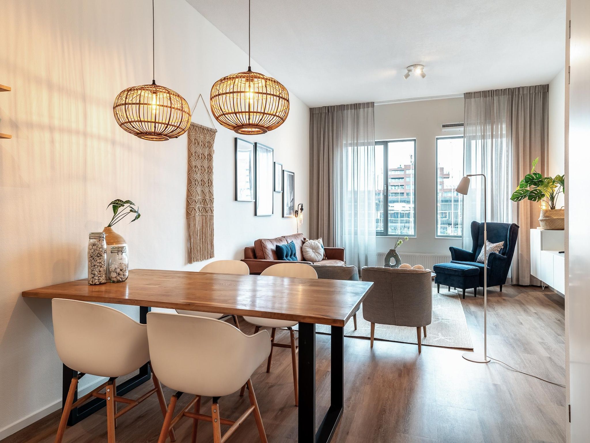 De eetkamer van Scheveningen Harbour 56 in Den Haag