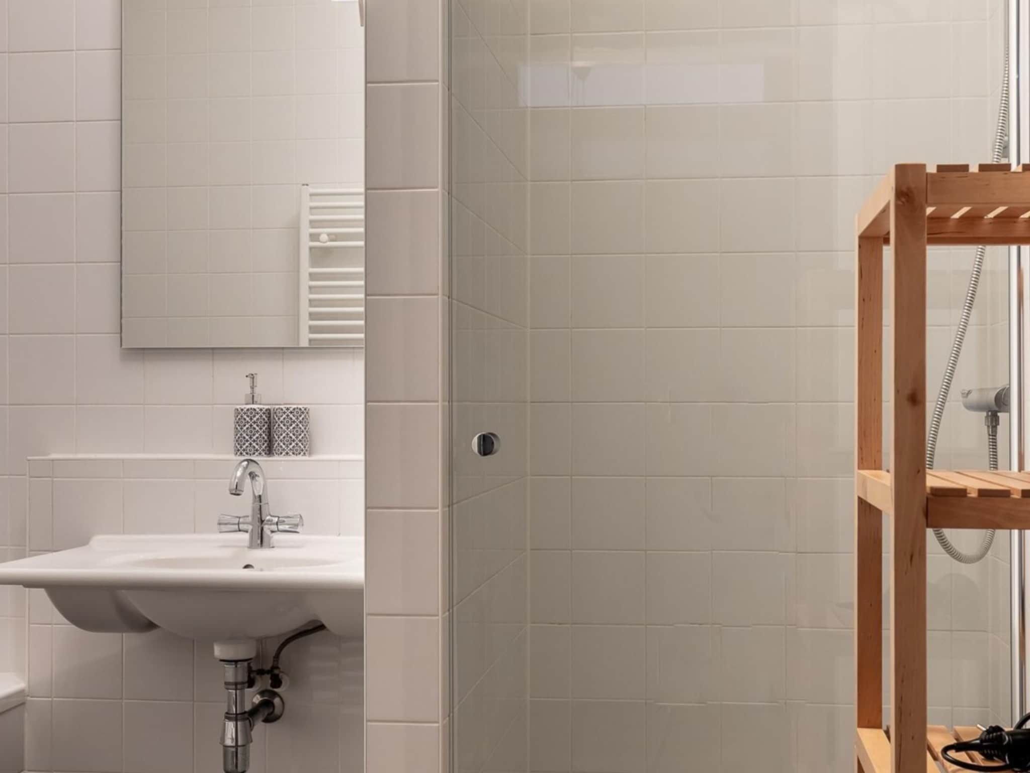 De badkamer van Scheveningen Harbour 56 in Den Haag