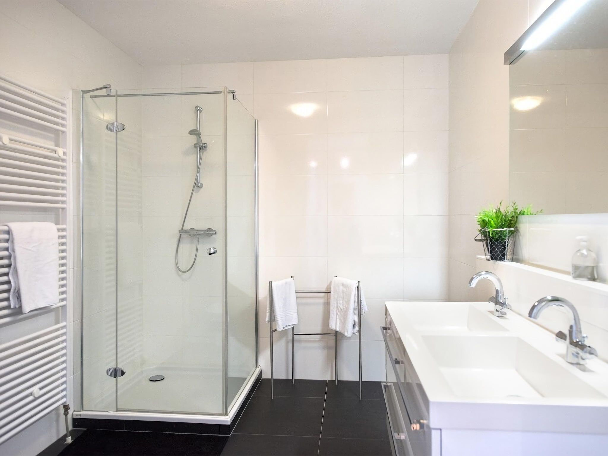 De badkamer van Scheveningen Harbour 32 in Den Haag