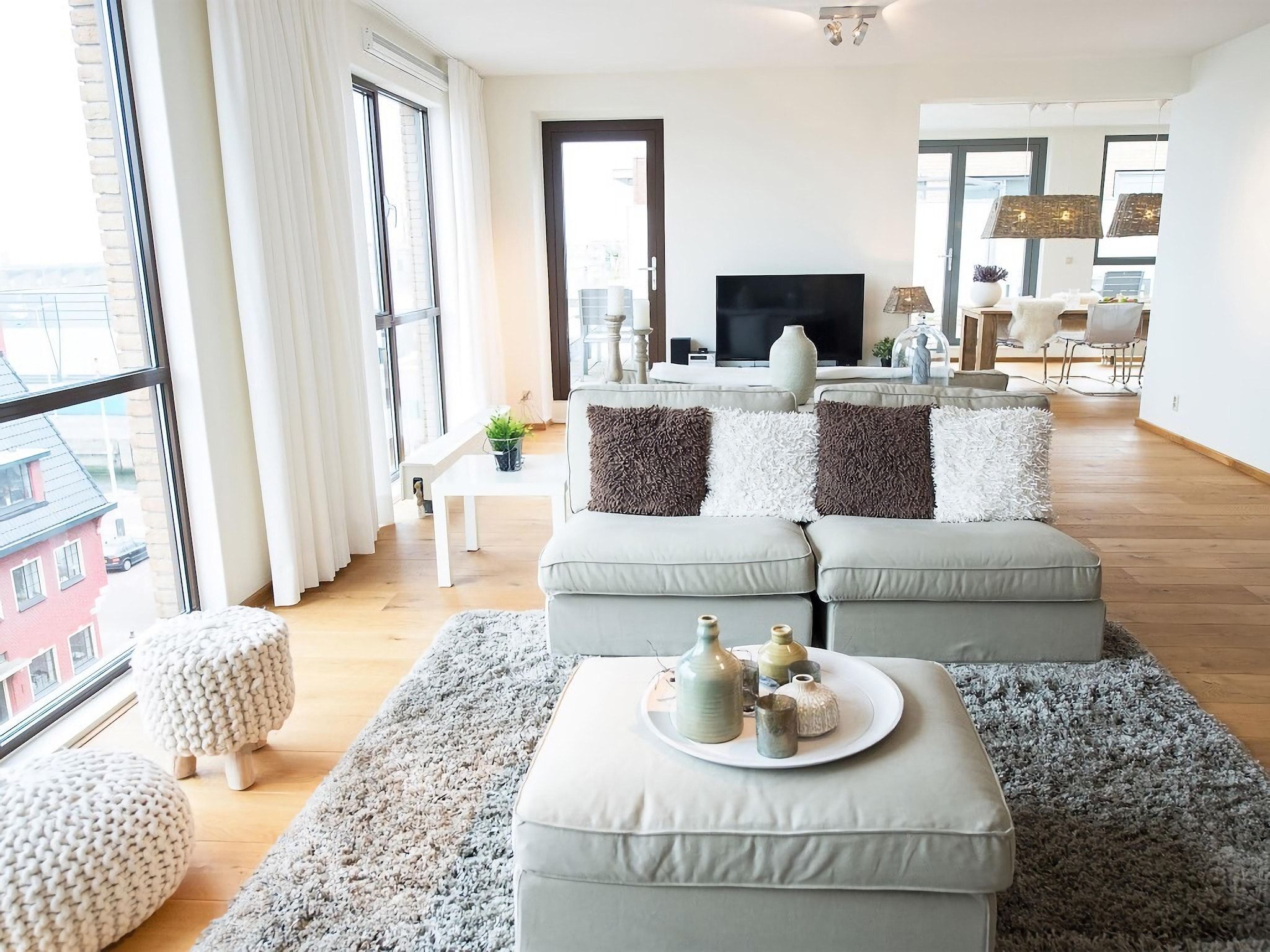 De woonkamer van Scheveningen Harbour 32 in Den Haag