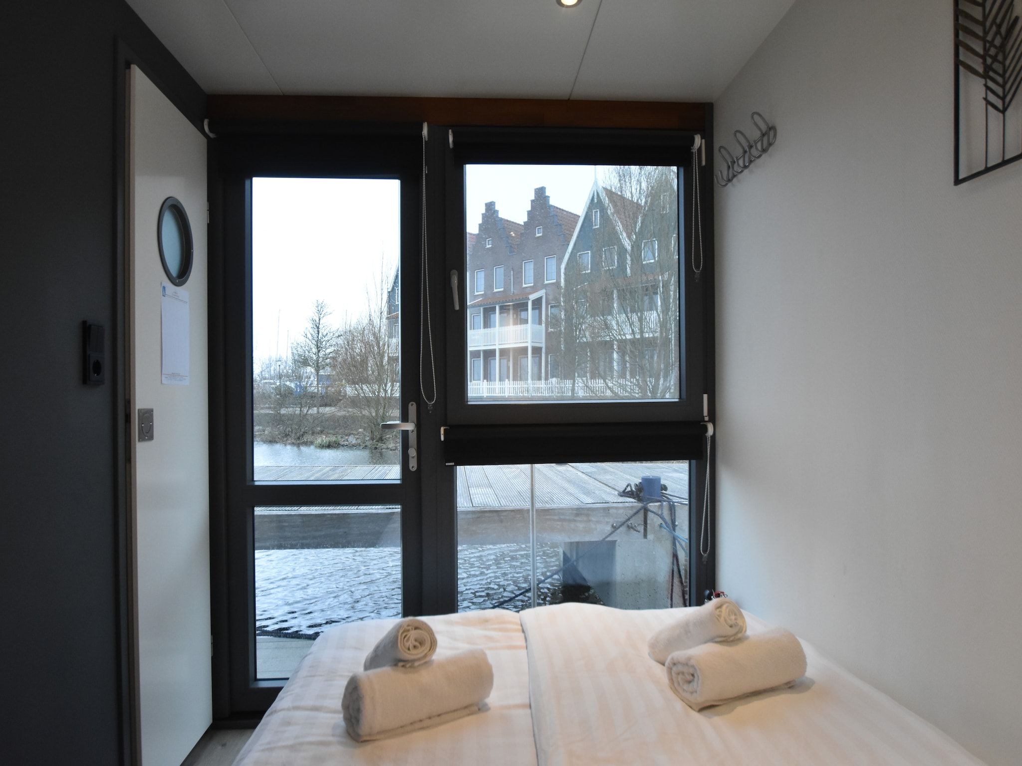 Een slaapkamer van Boot Zonder Naam in Volendam