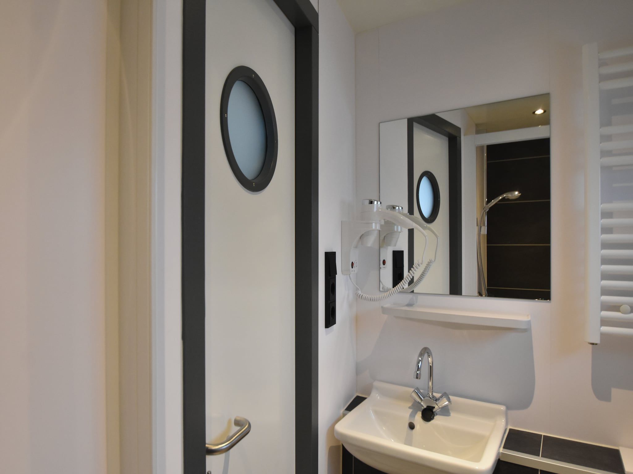 De badkamer van Boot Zonder Naam in Volendam