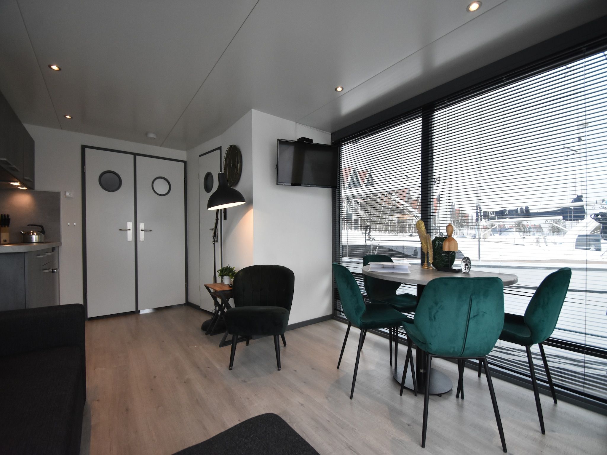 De eetkamer van Boot Zonder Naam in Volendam