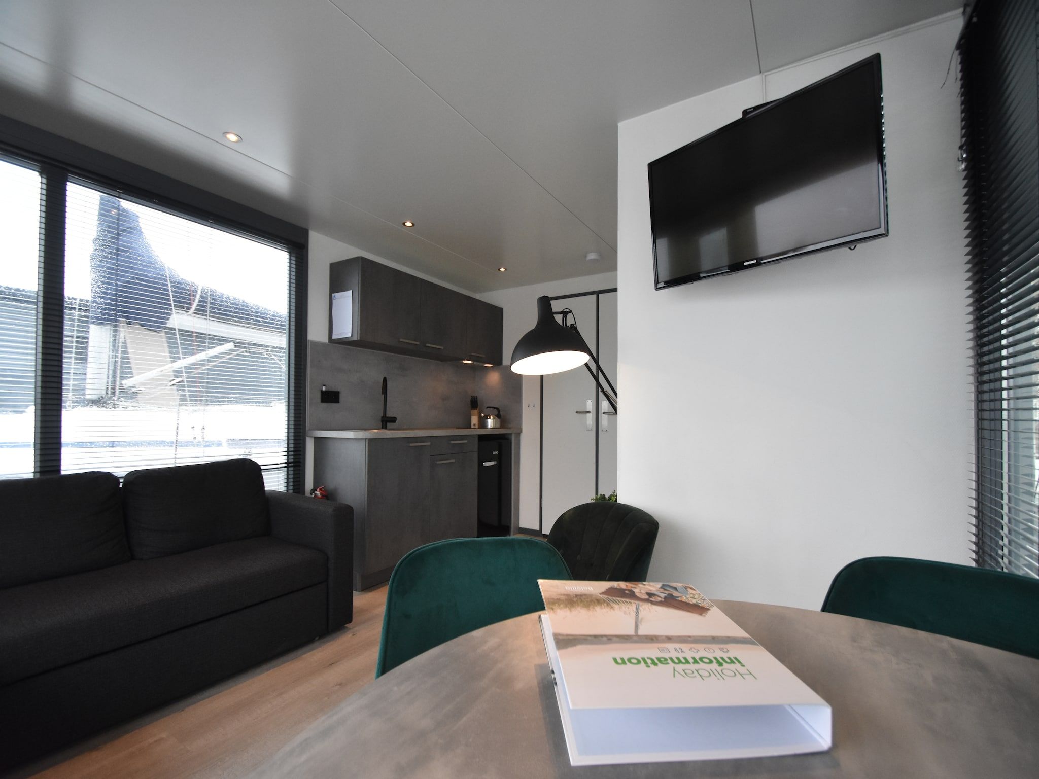 De woonkamer van Boot Zonder Naam in Volendam