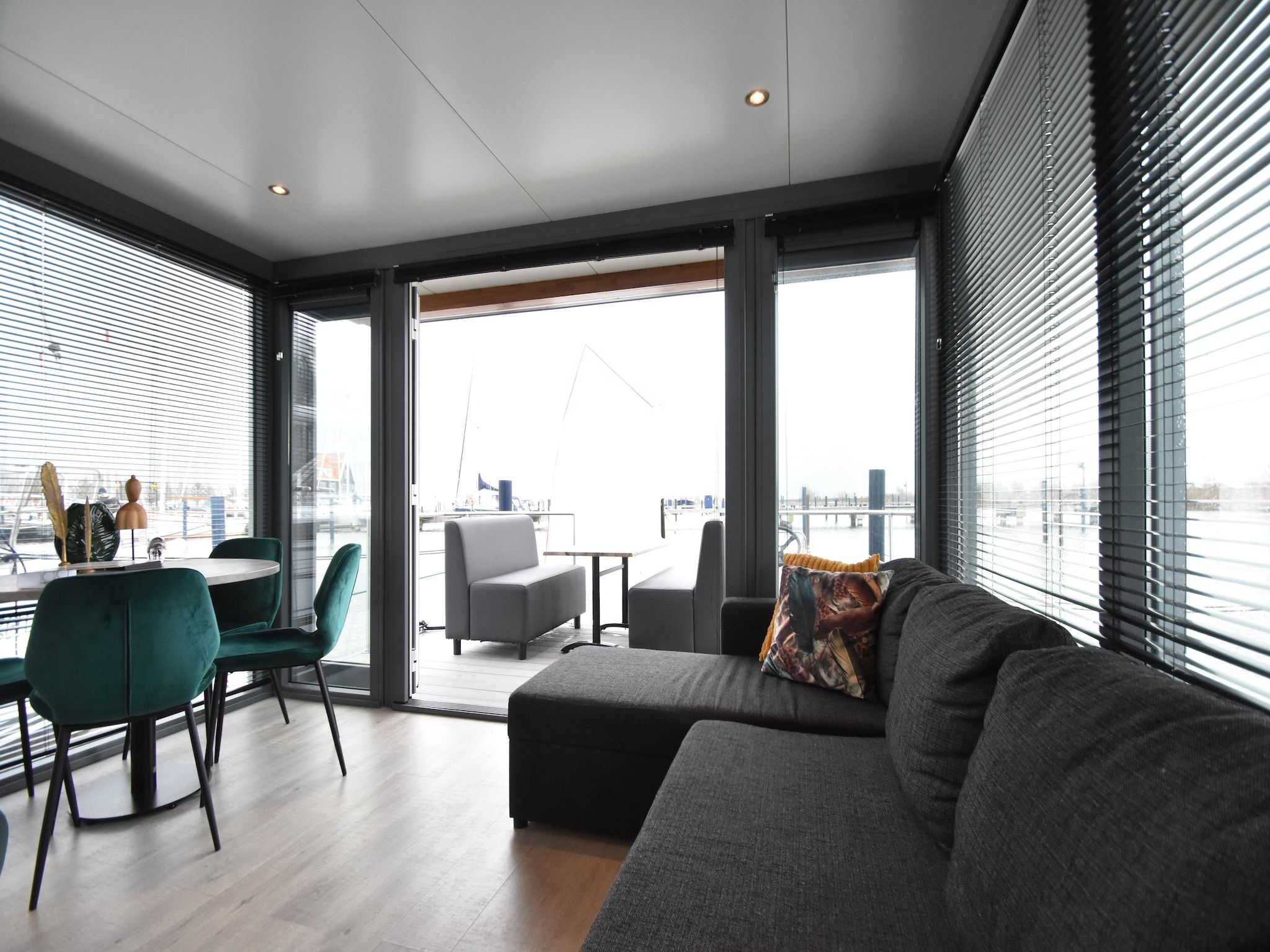 De woonkamer van Boot Zonder Naam in Volendam