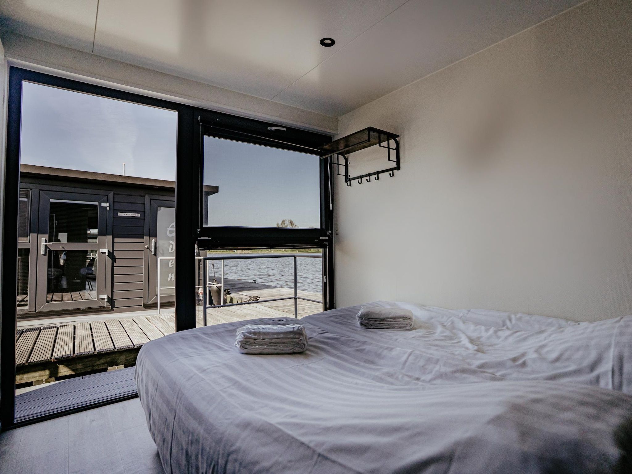 Een slaapkamer van Waterpark de Meerparel 11 in Uitgeest