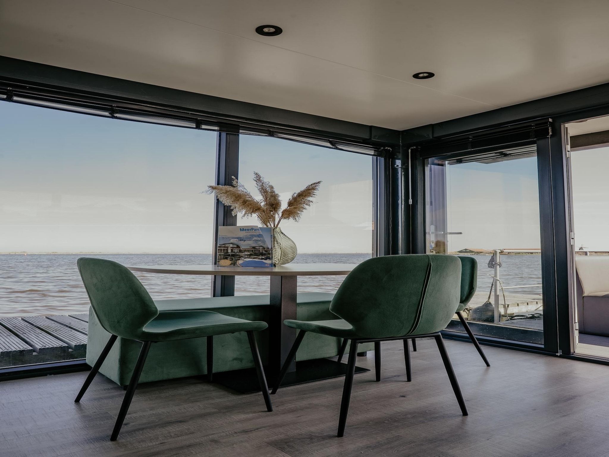 De eetkamer van Waterpark de Meerparel 11 in Uitgeest