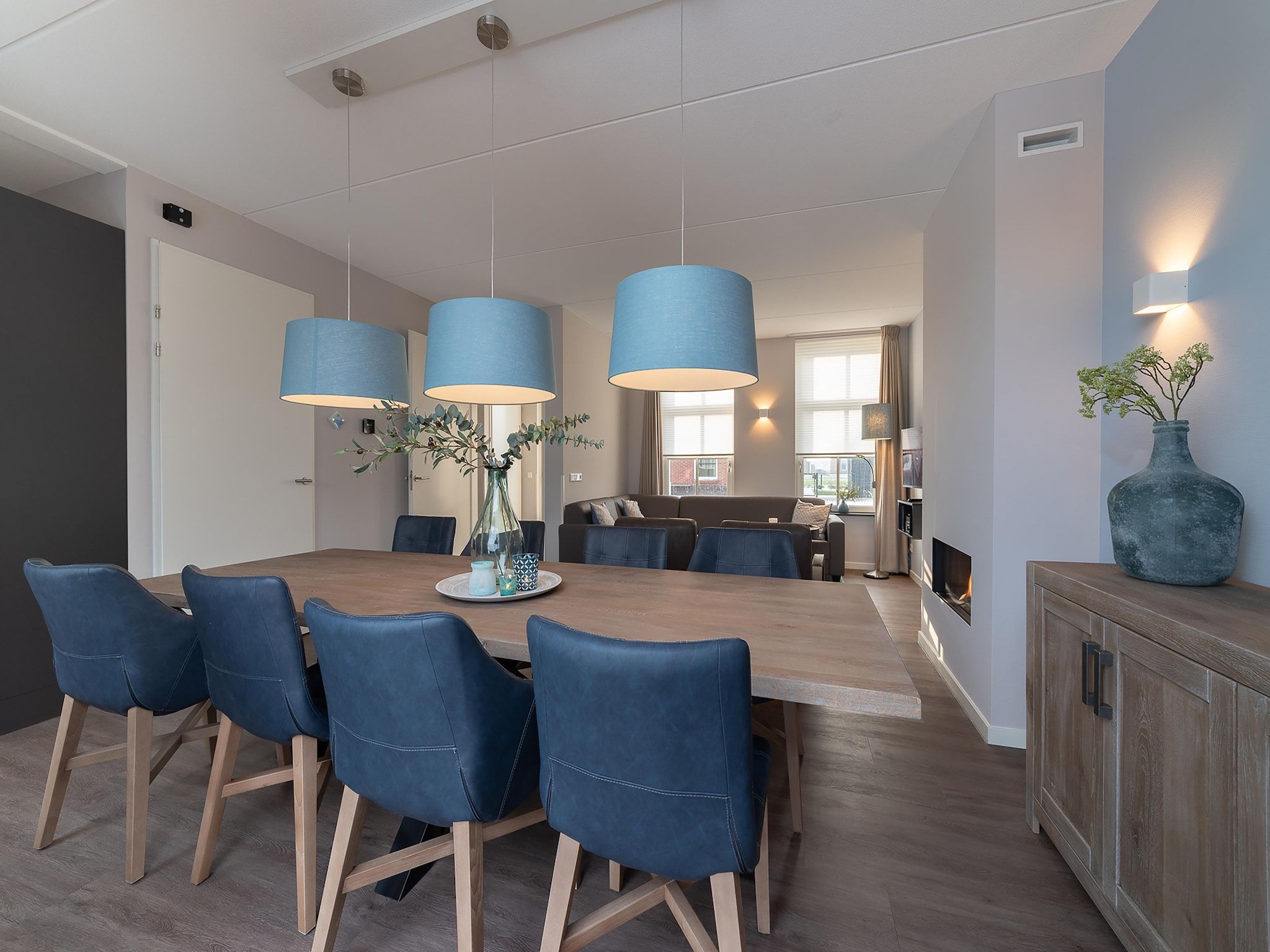 De eetkamer van 8-persoons geschakeld - 1 in Colijnsplaat