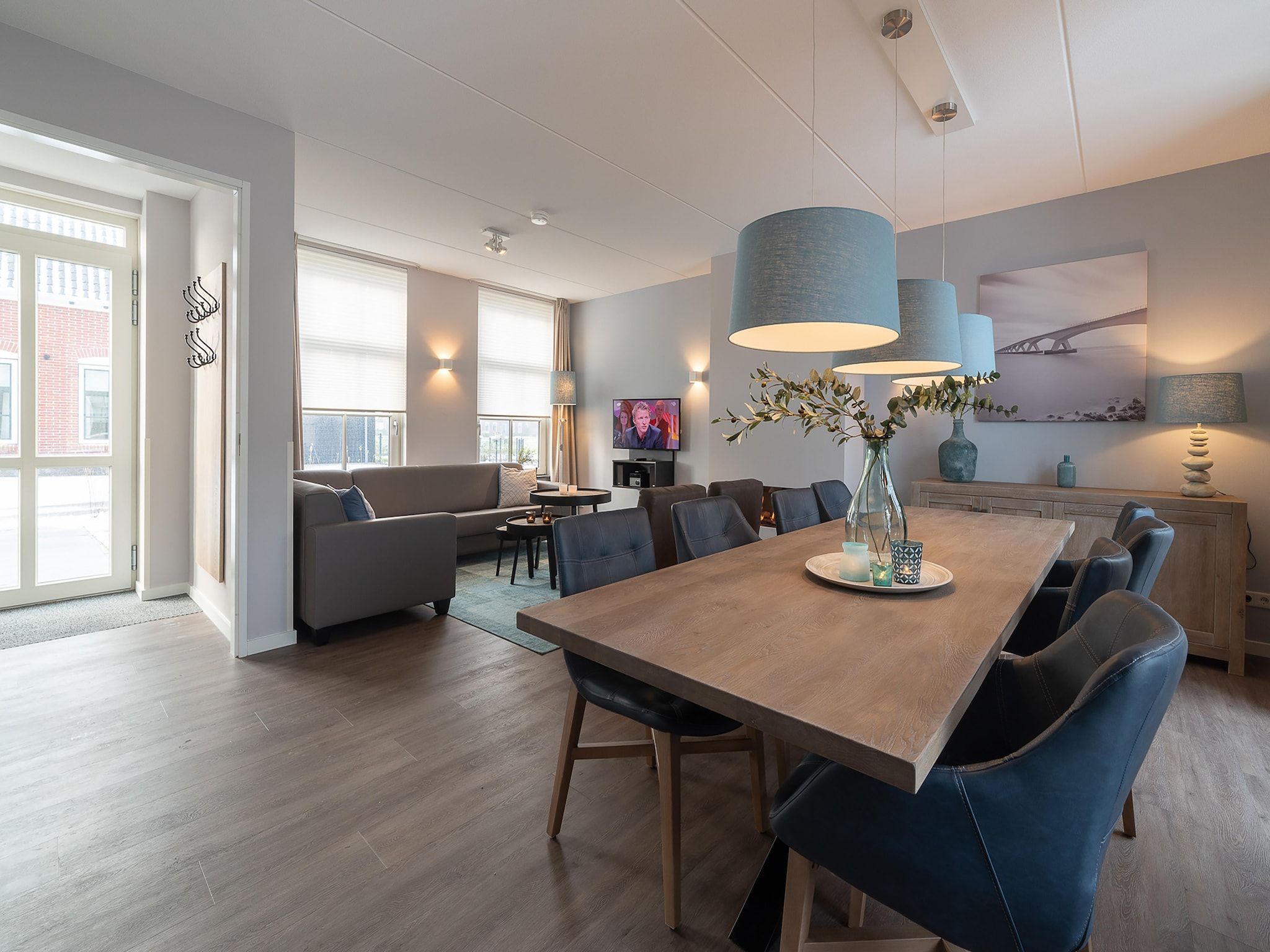 De eetkamer van 8-persoons geschakeld - 2 in Colijnsplaat